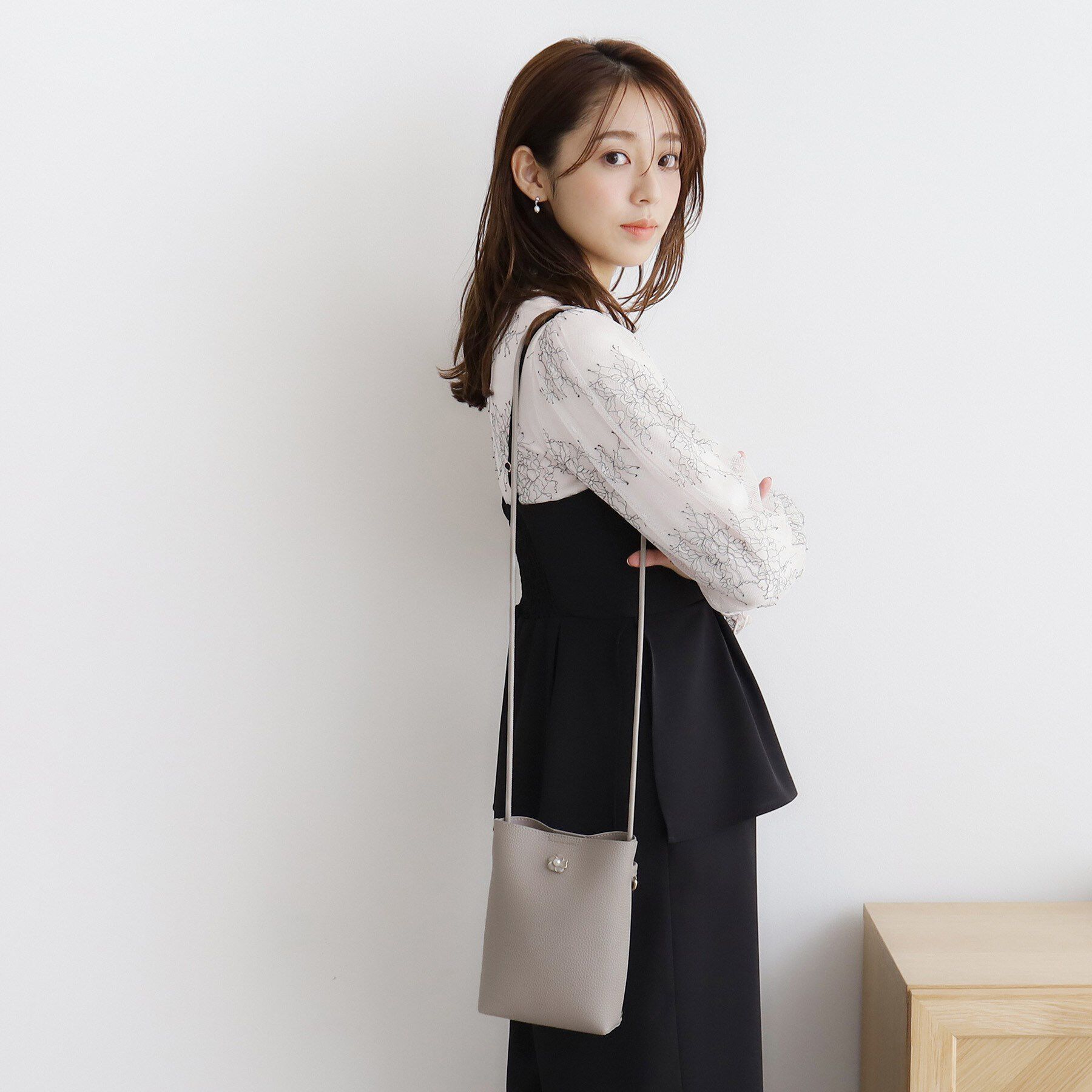 index「【クリアポケット付】フラワーパーツ合皮ミニショルダーバッグ」|ショルダー・メッセンジャー|グレー(012)