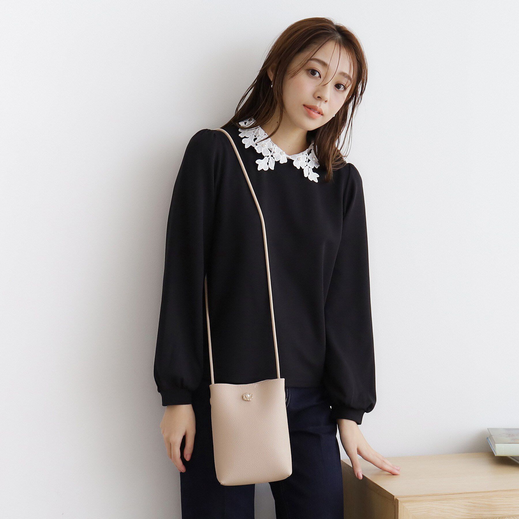 index「【クリアポケット付】フラワーパーツ合皮ミニショルダーバッグ」|ショルダー・メッセンジャー|ベージュ(052)