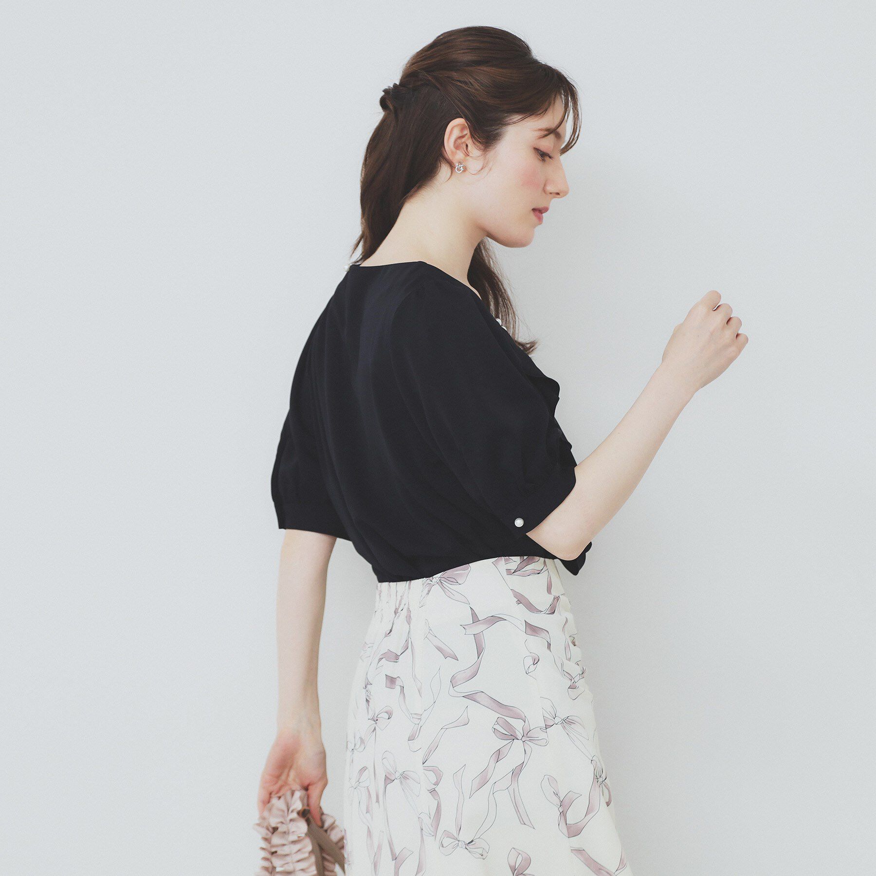 index「アシメフリルパール調ブラウス【洗濯機洗い可/イージーアイロン】」|シャツ・ブラウス|