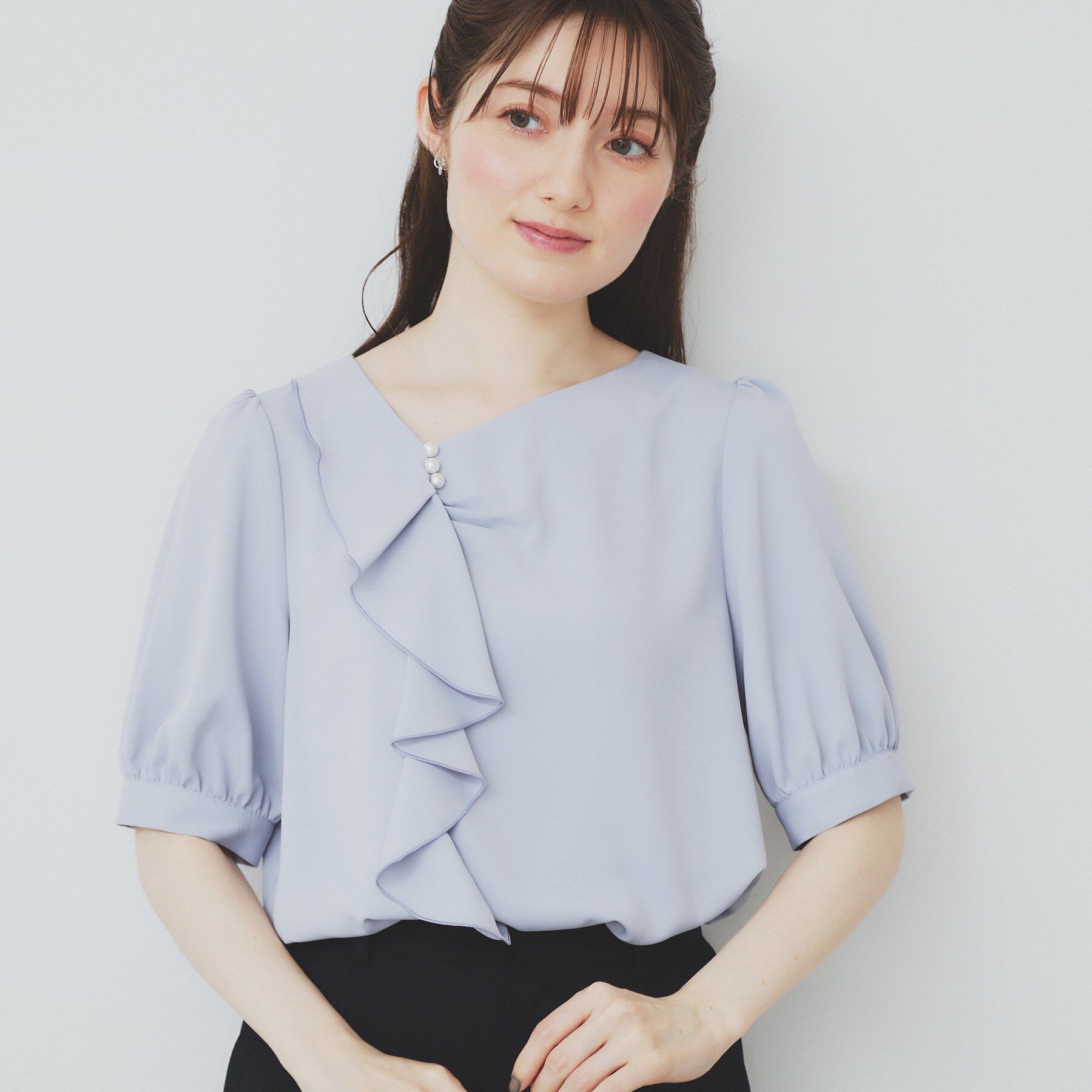index「アシメフリルパール調ブラウス【洗濯機洗い可/イージーアイロン】」|シャツ・ブラウス|ブルー(091)