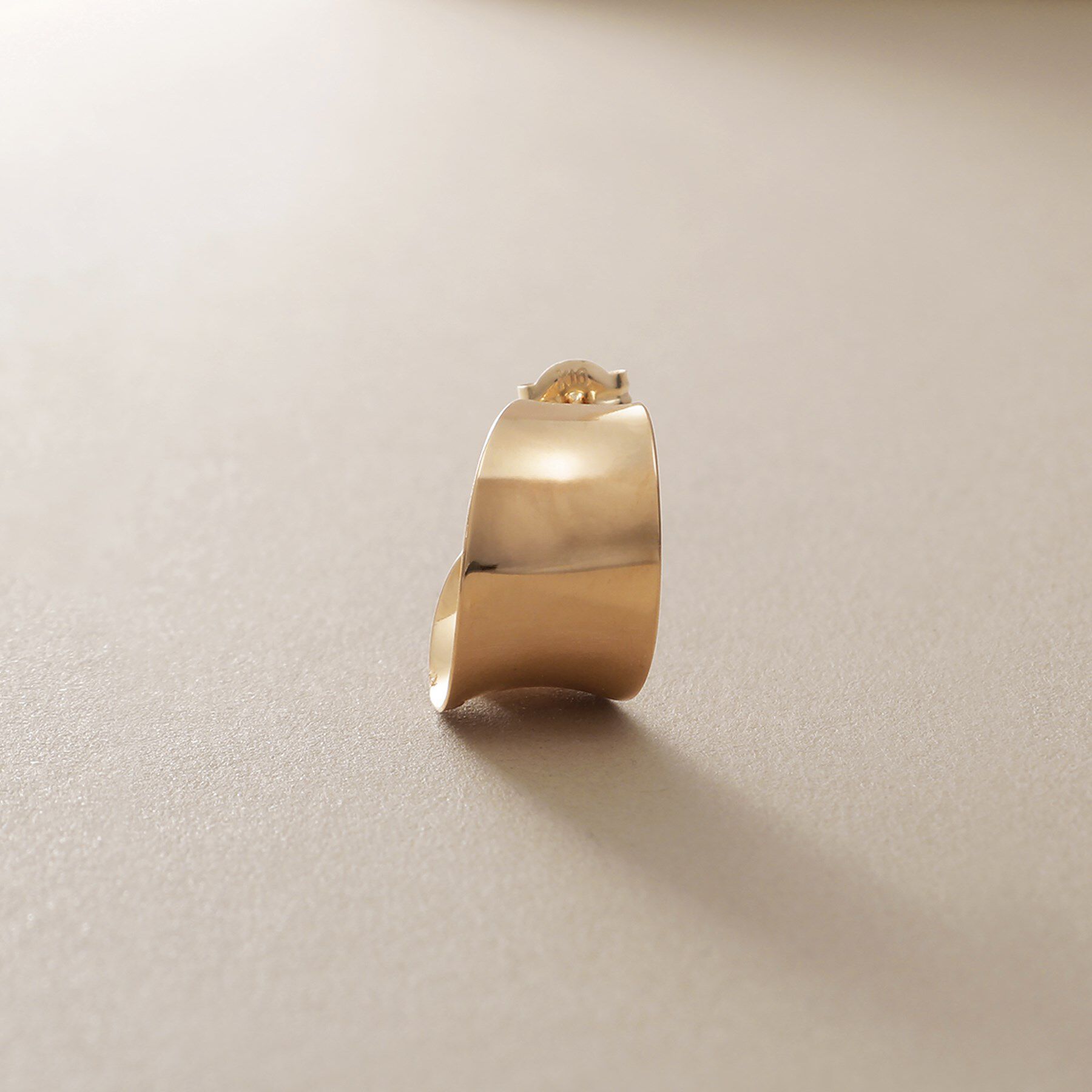 COCOSHNIK「K10逆アールプレート スタッドピアス」|ピアス|