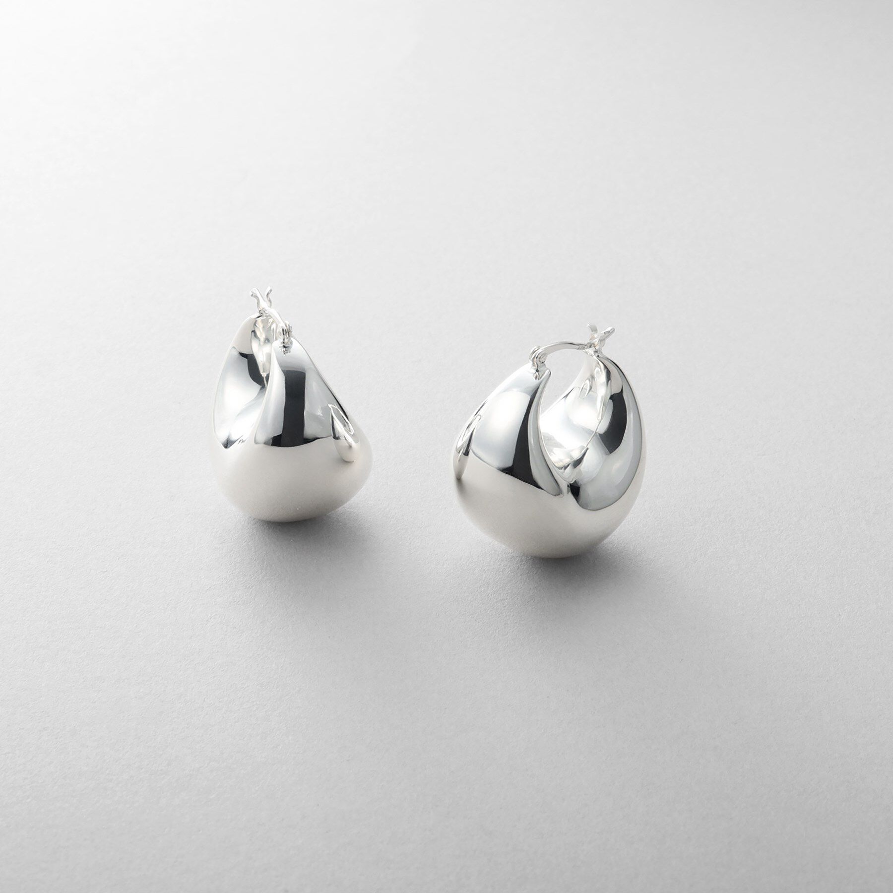 COCOSHNIK ONKITSCH「シルバー ホロウフープ バルブドロップピアス」|ピアス|