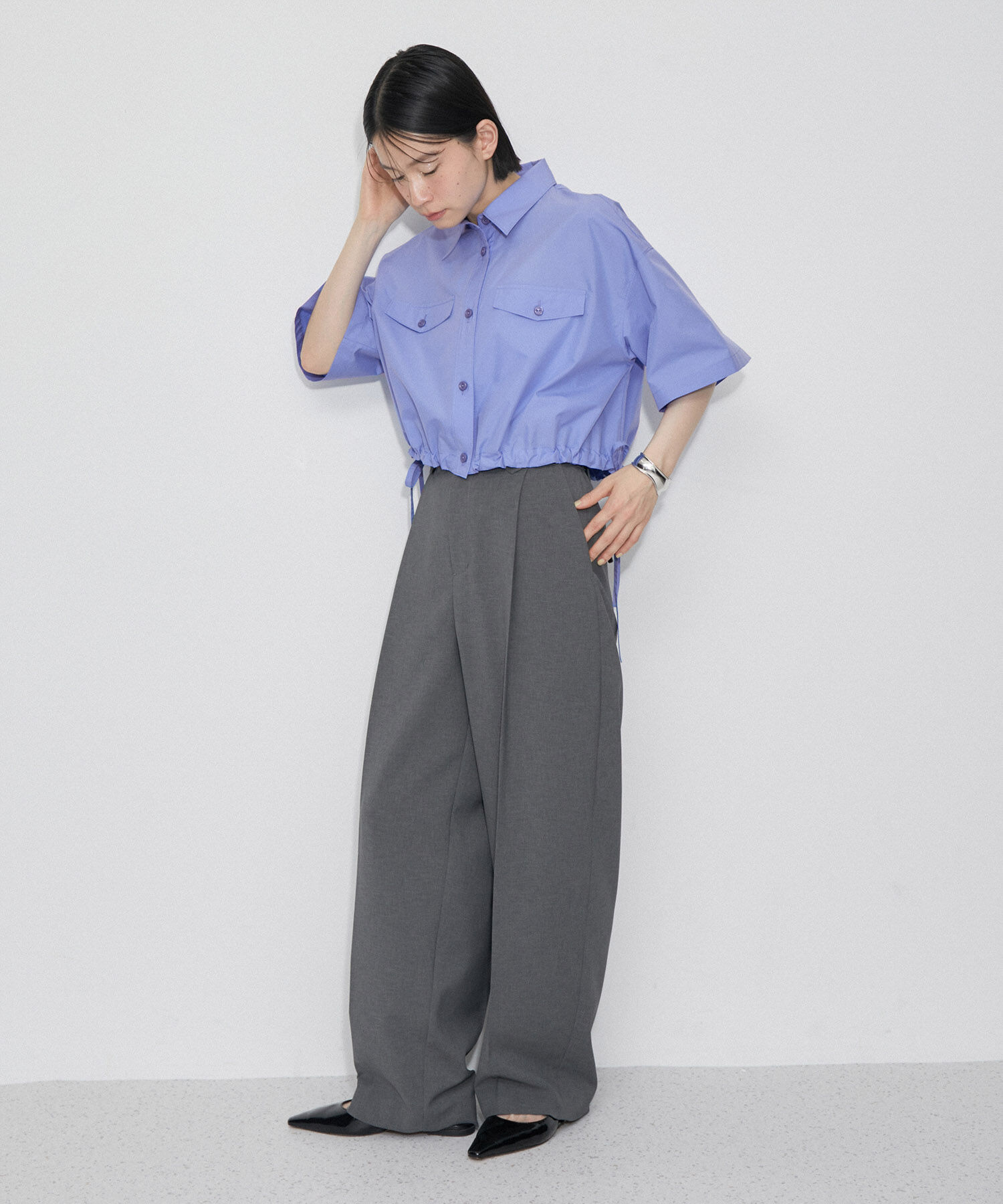 ADAM ET ROPE'「【サステナブル】クロップドギャザリングシャツ」|シャツ・ブラウス|