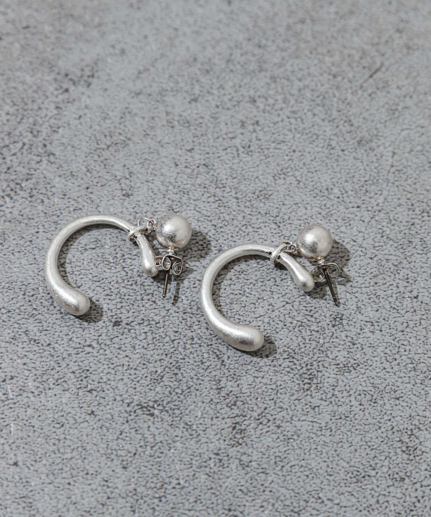 SMELLY「ボールニュアンスカーブピアス」|ピアス|シルバー