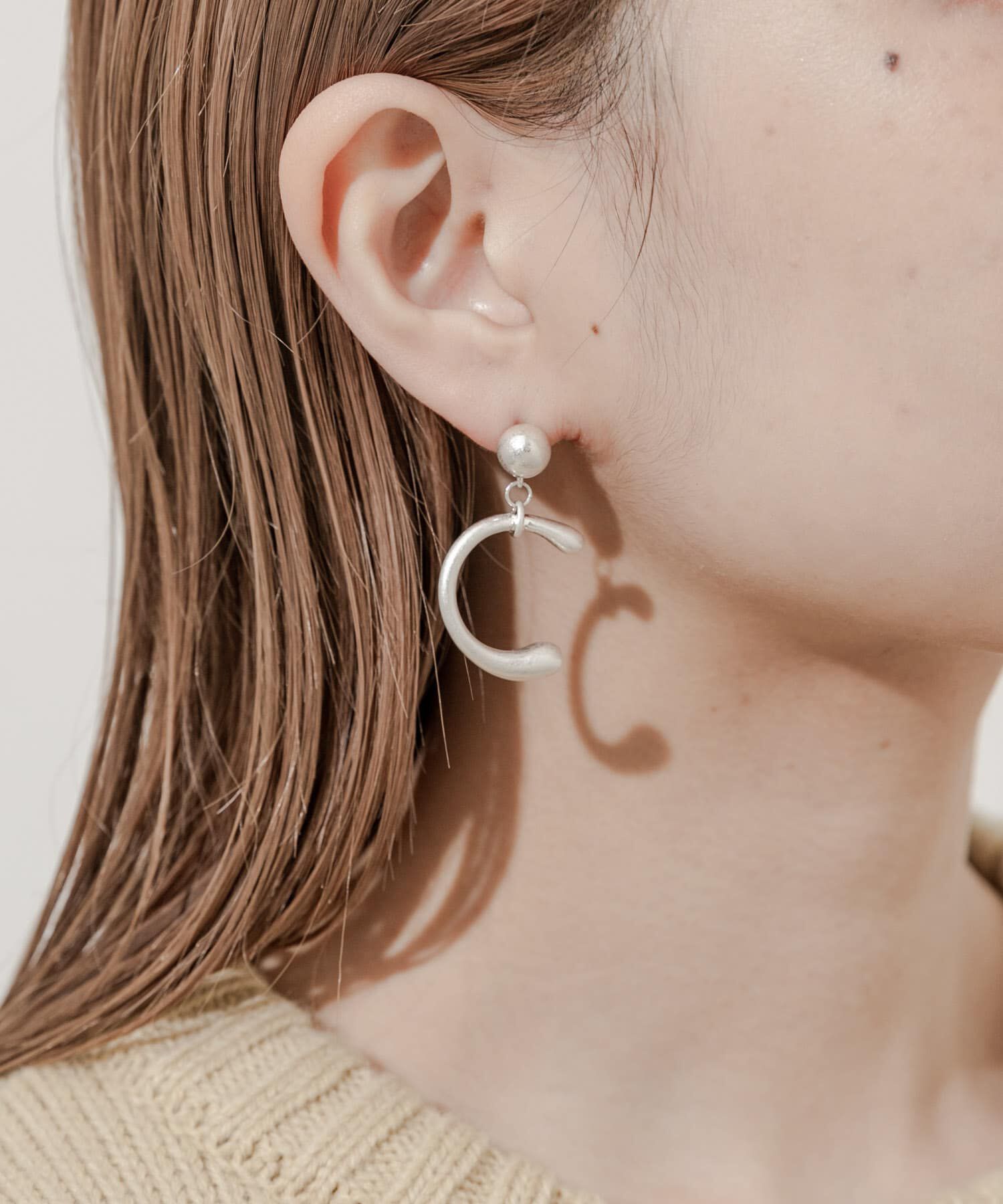 SMELLY「ボールニュアンスカーブピアス」|ピアス|