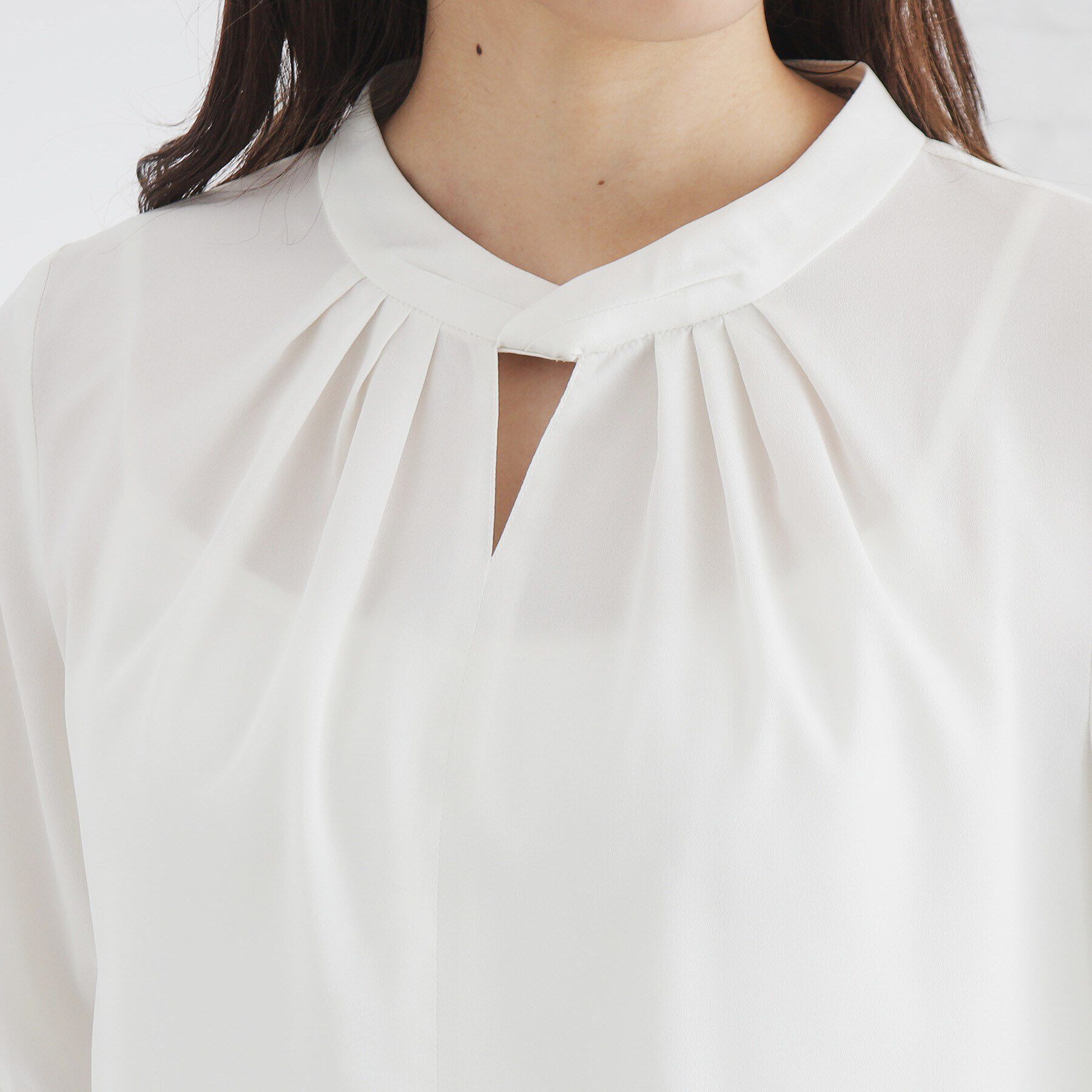 index「ツイストスリットネックブラウス【洗濯機洗い可】」|シャツ・ブラウス|
