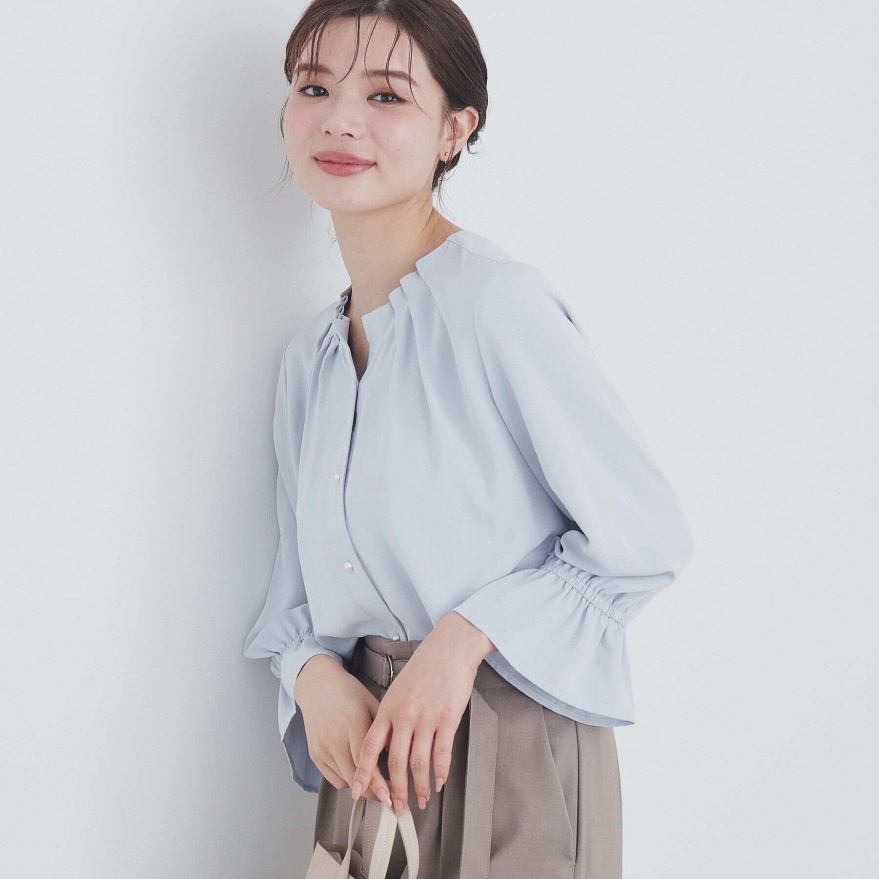 index「タックネックパール調ブラウス【洗濯機洗い可/ストレッチ/イージーアイロン】」|シャツ・ブラウス|サックスブルー(09