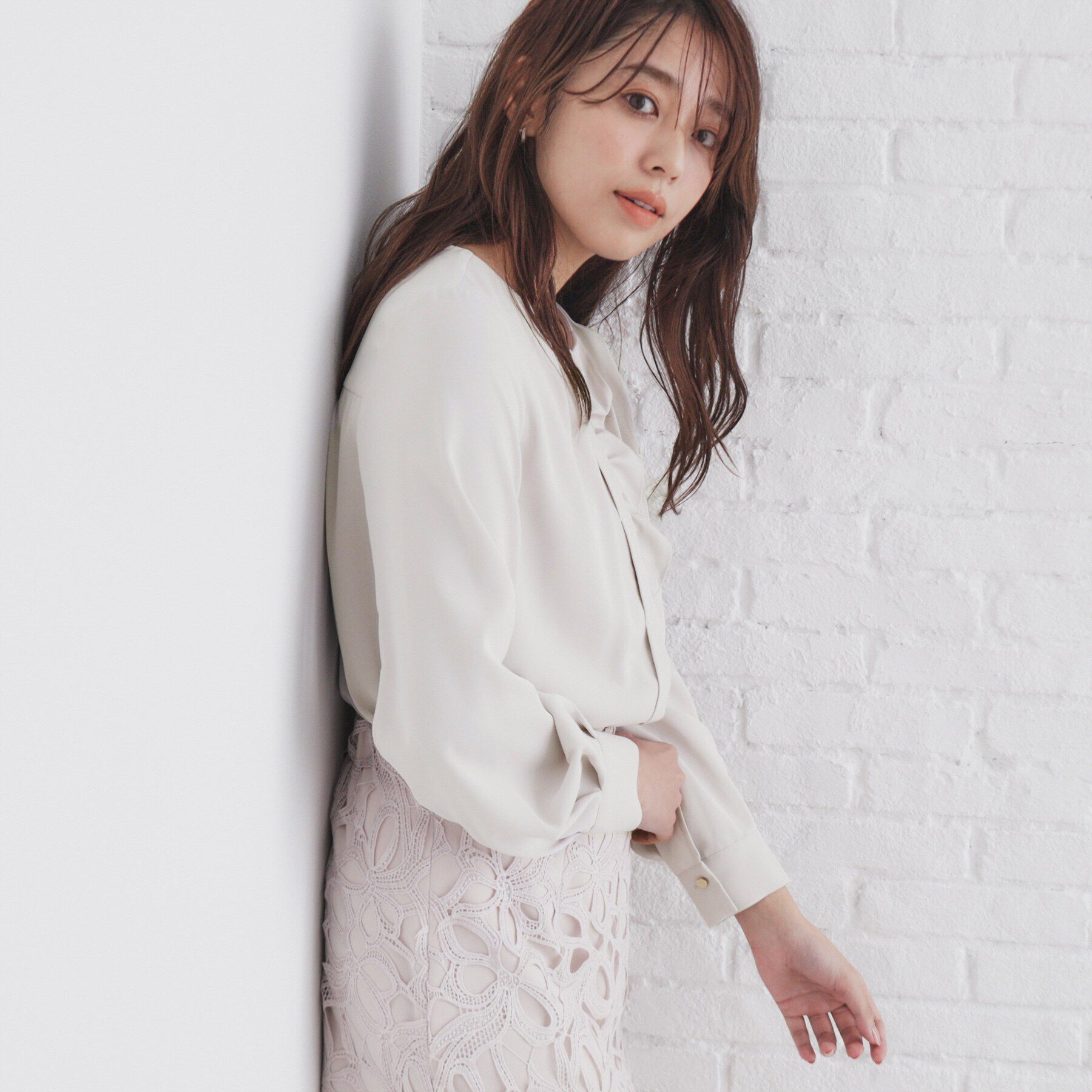 index「アシメフリルクルーネックブラウス【洗濯機洗い可/イージーアイロン/ストレッチ】」|シャツ・ブラウス|