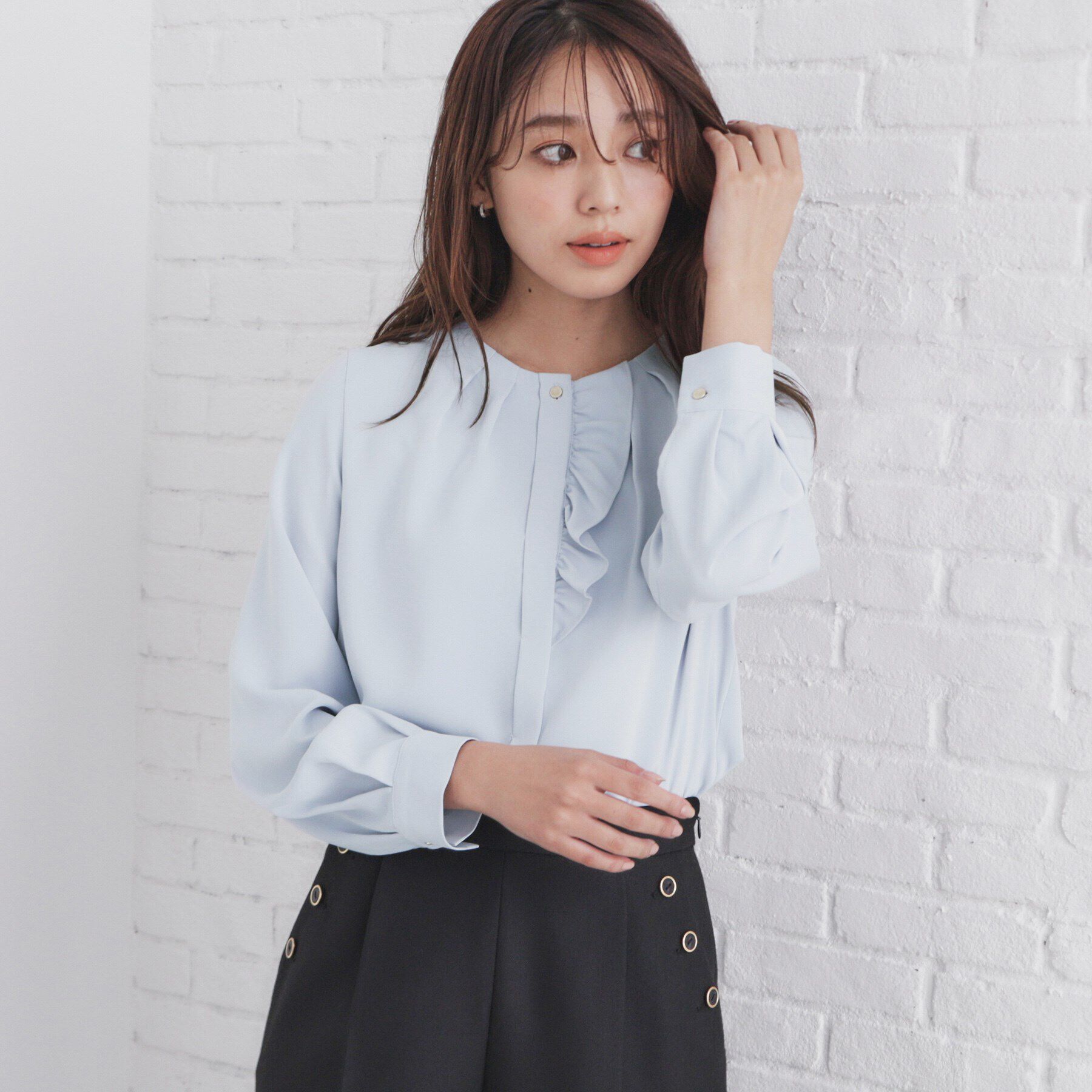 index「アシメフリルクルーネックブラウス【洗濯機洗い可/イージーアイロン/ストレッチ】」|シャツ・ブラウス|サックスブルー(89