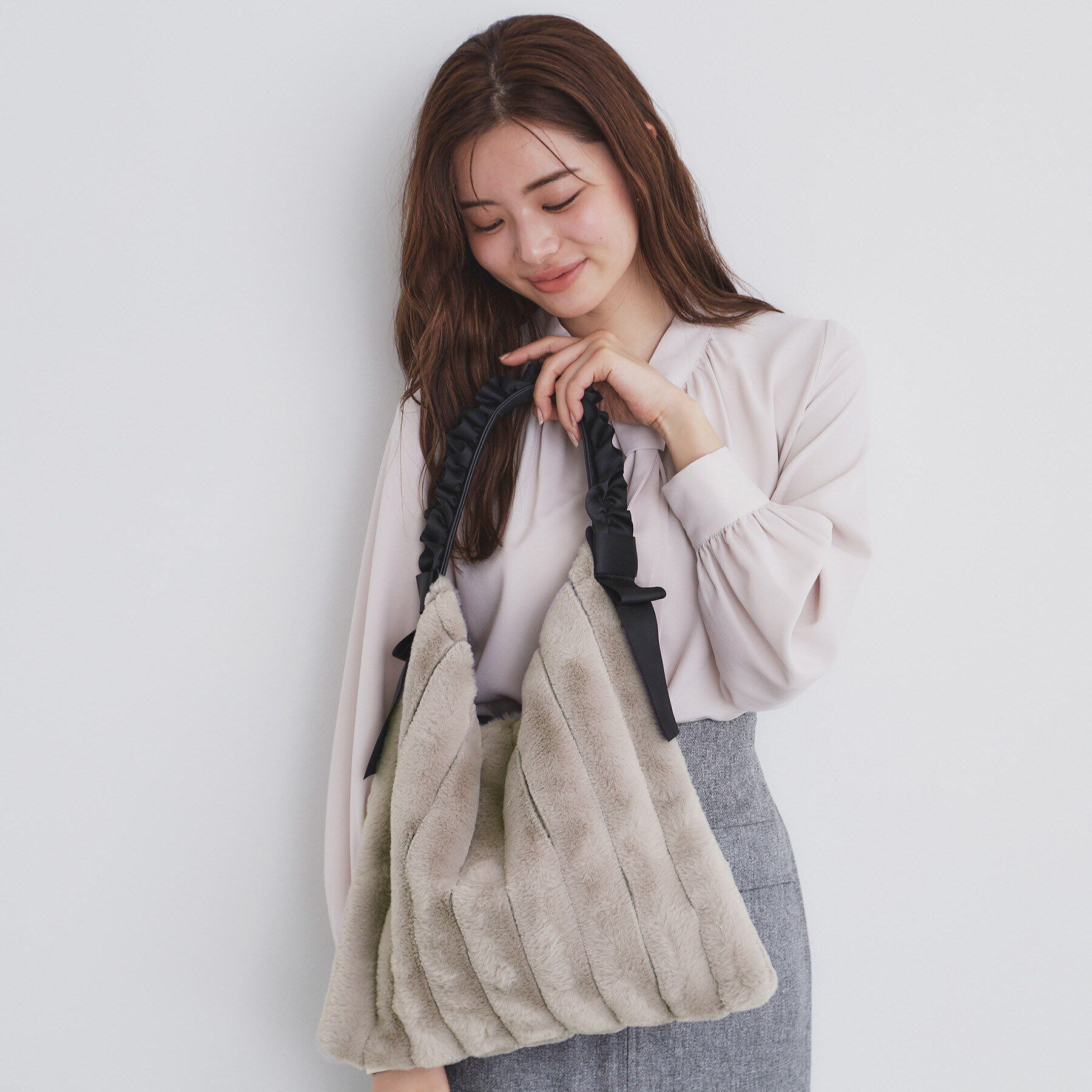 index「【A4収納可能】フリルフェイクファーバッグ」|ショルダー・メッセンジャー|ライトグレー(011