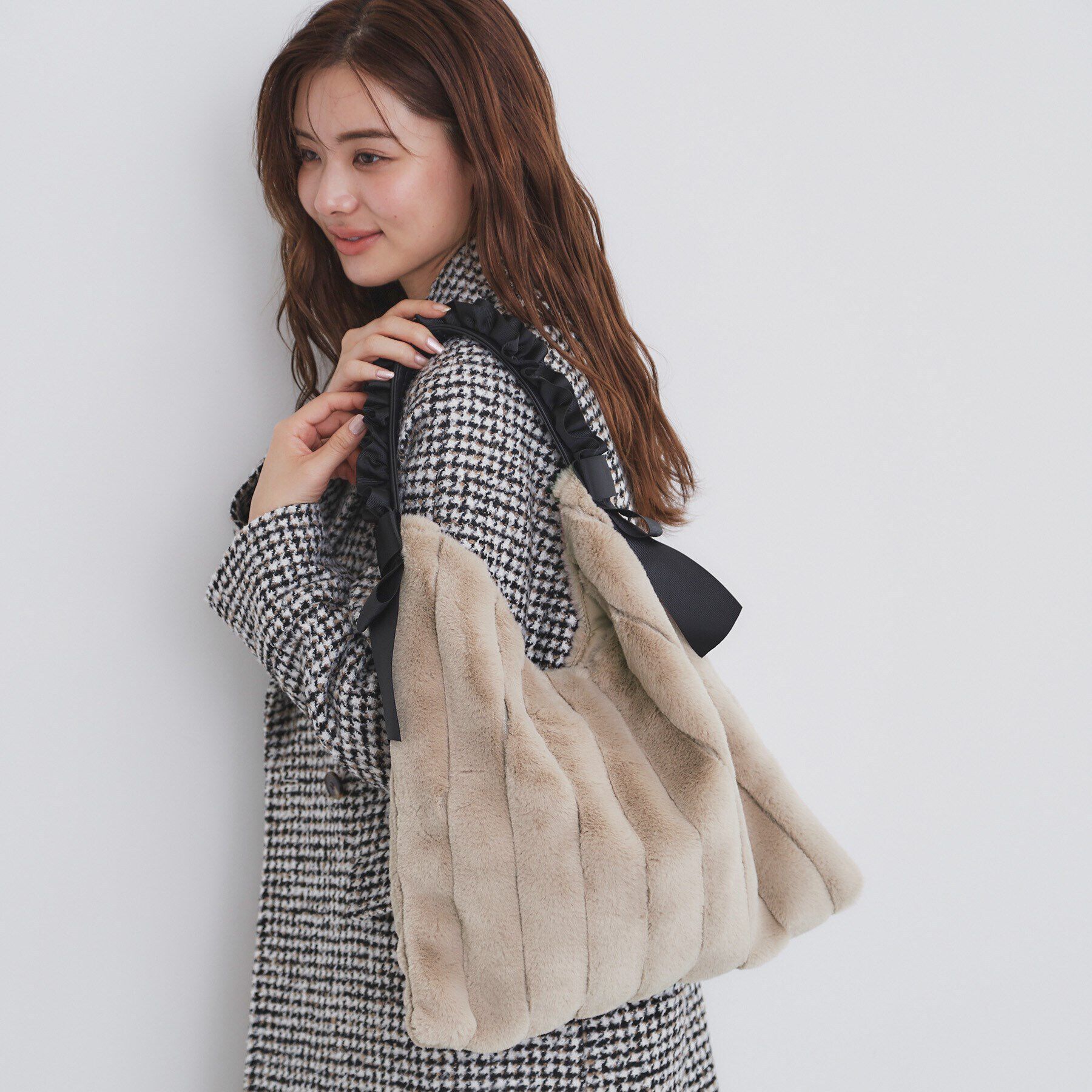 index「【A4収納可能】フリルフェイクファーバッグ」|ショルダー・メッセンジャー|ベージュ(052)