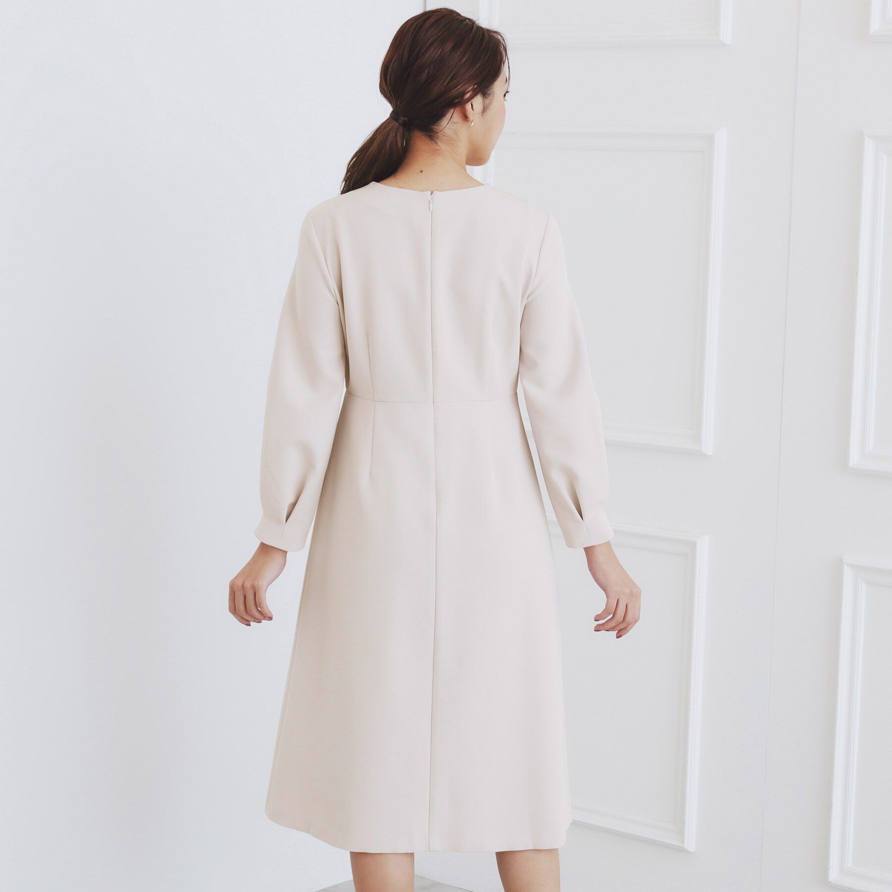 index「＜通勤・セレモニー対応＞キーネックパール調フレアワンピース【洗濯機洗い可/イージーアイロン】」|ワンピース|