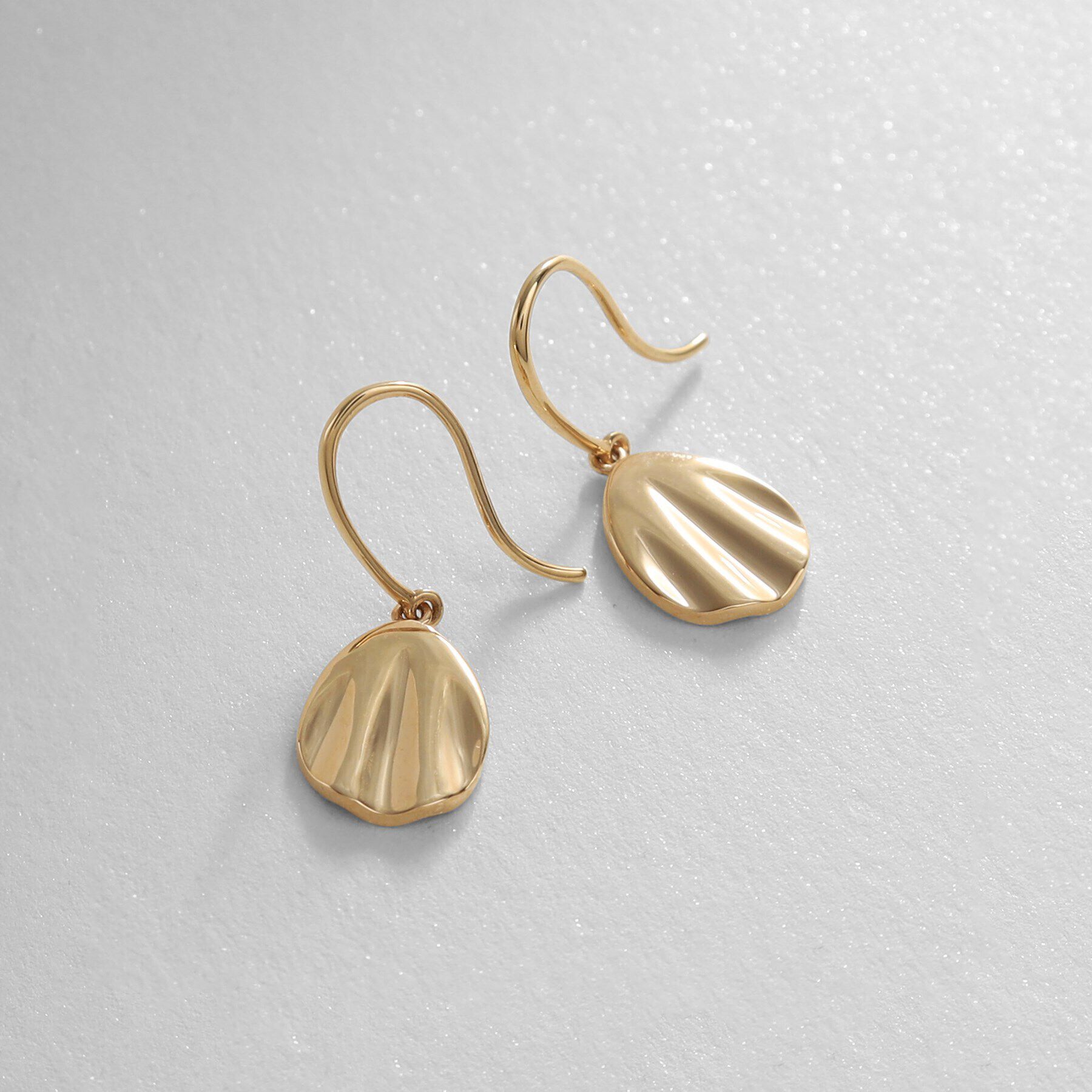 COCOSHNIK「K10ウエーブプレートペアシェイプ フックピアス」|ピアス|