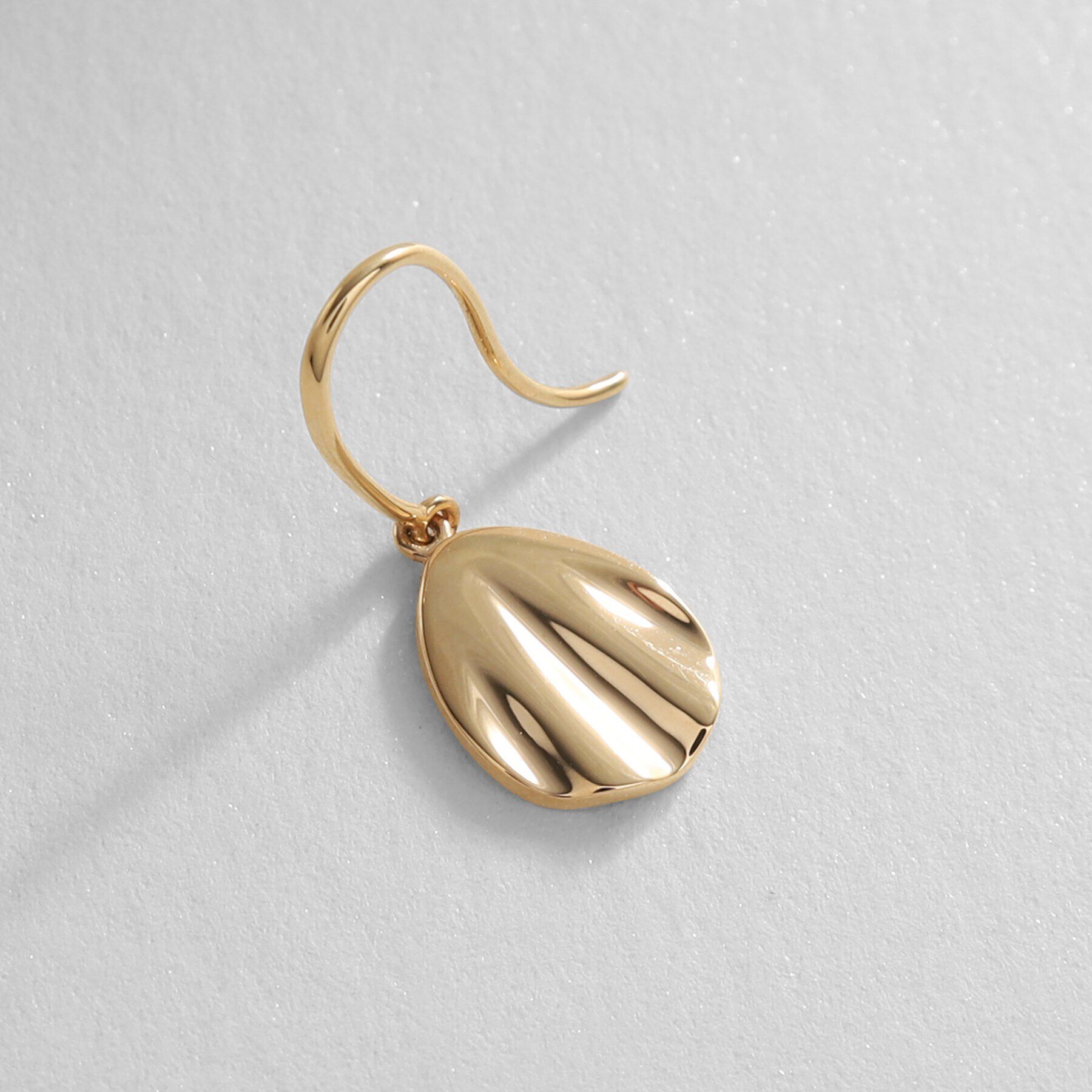 COCOSHNIK「K10ウエーブプレートペアシェイプ フックピアス」|ピアス|