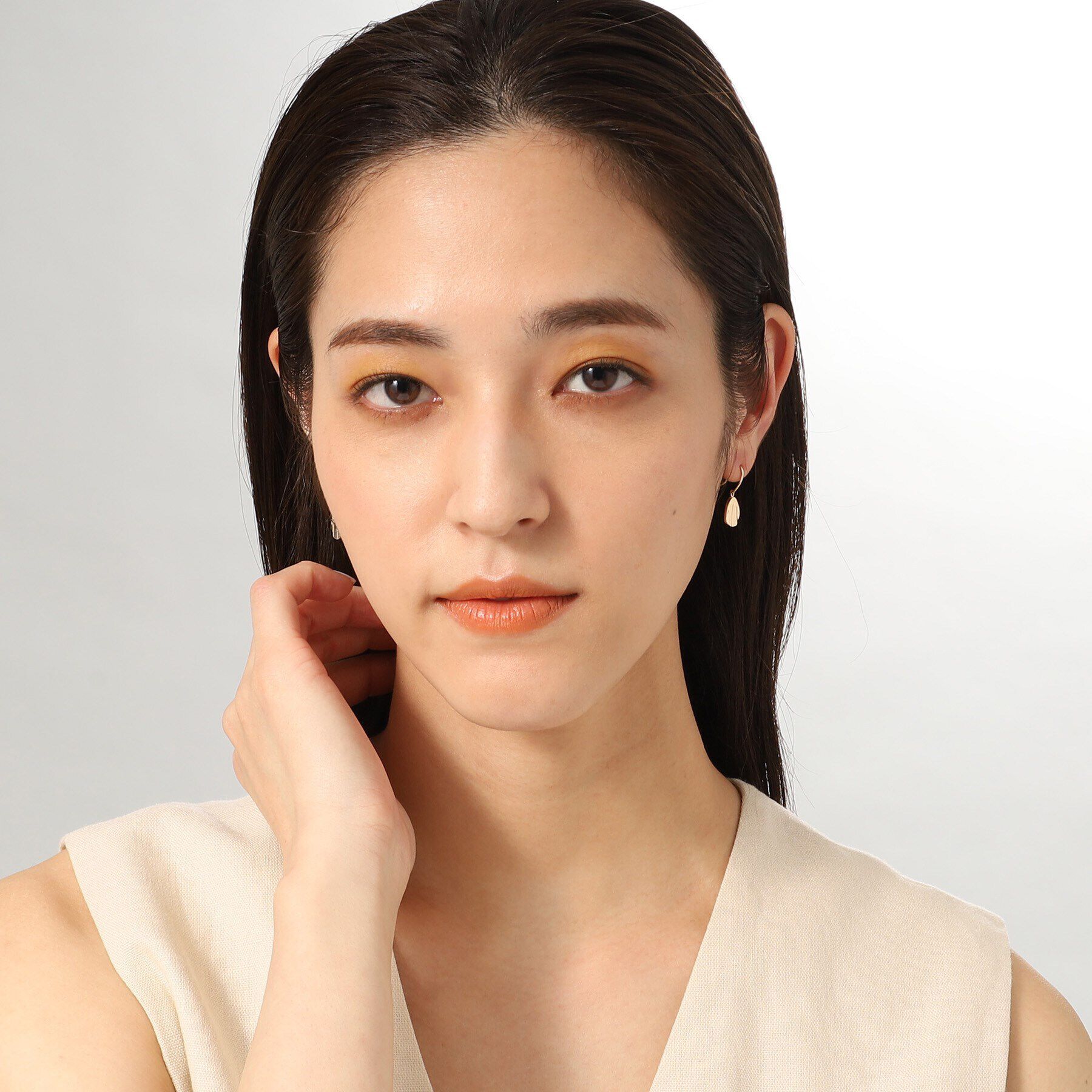 COCOSHNIK「K10ウエーブプレートペアシェイプ フックピアス」|ピアス|