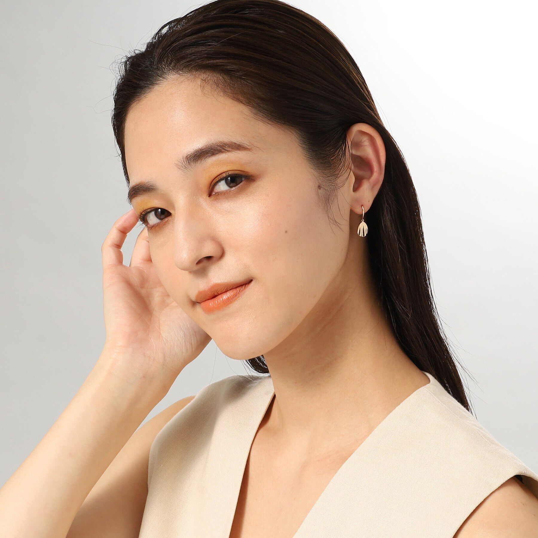 COCOSHNIK「K10ウエーブプレートペアシェイプ フックピアス」|ピアス|