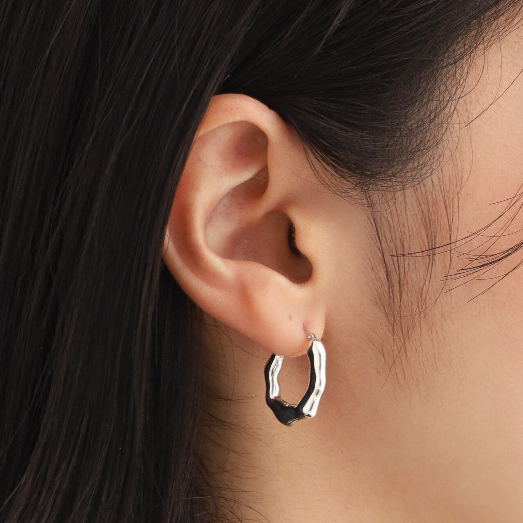 COCOSHNIK ONKITSCH「シルバー ニュアンスピアス オーバルフープ」|ピアス|