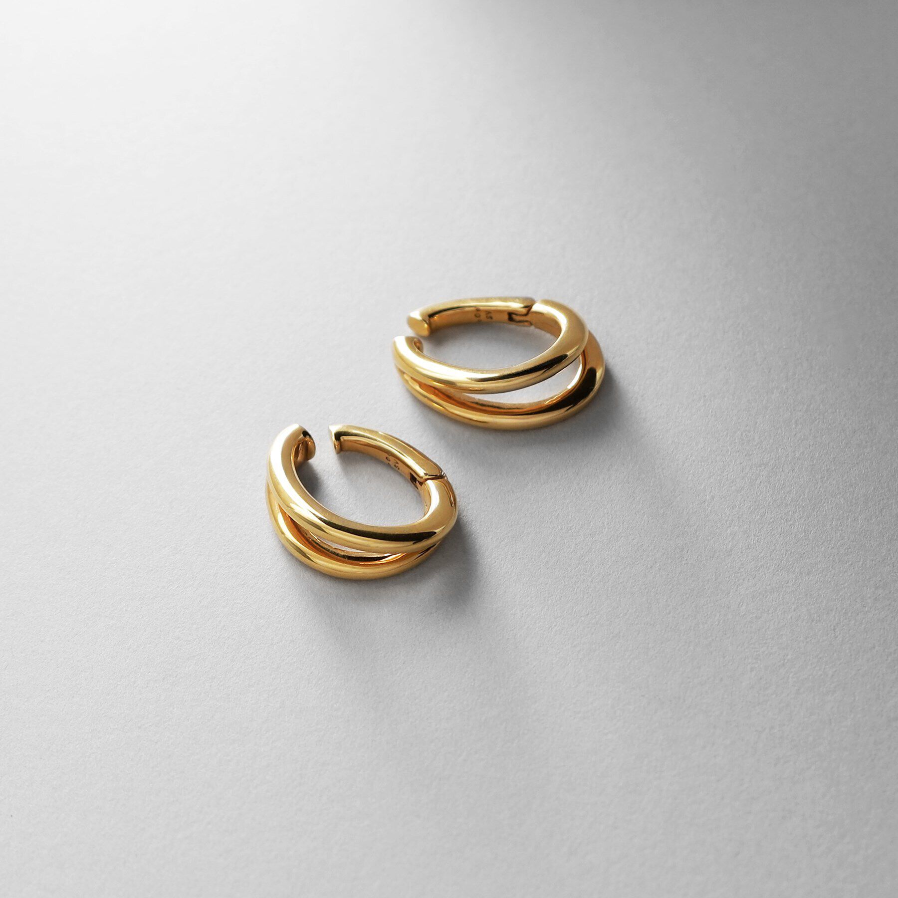COCOSHNIK ONKITSCH「シルバー ハギーイヤリング ダブルフープ GP」|イヤリング|ゴールド(600)