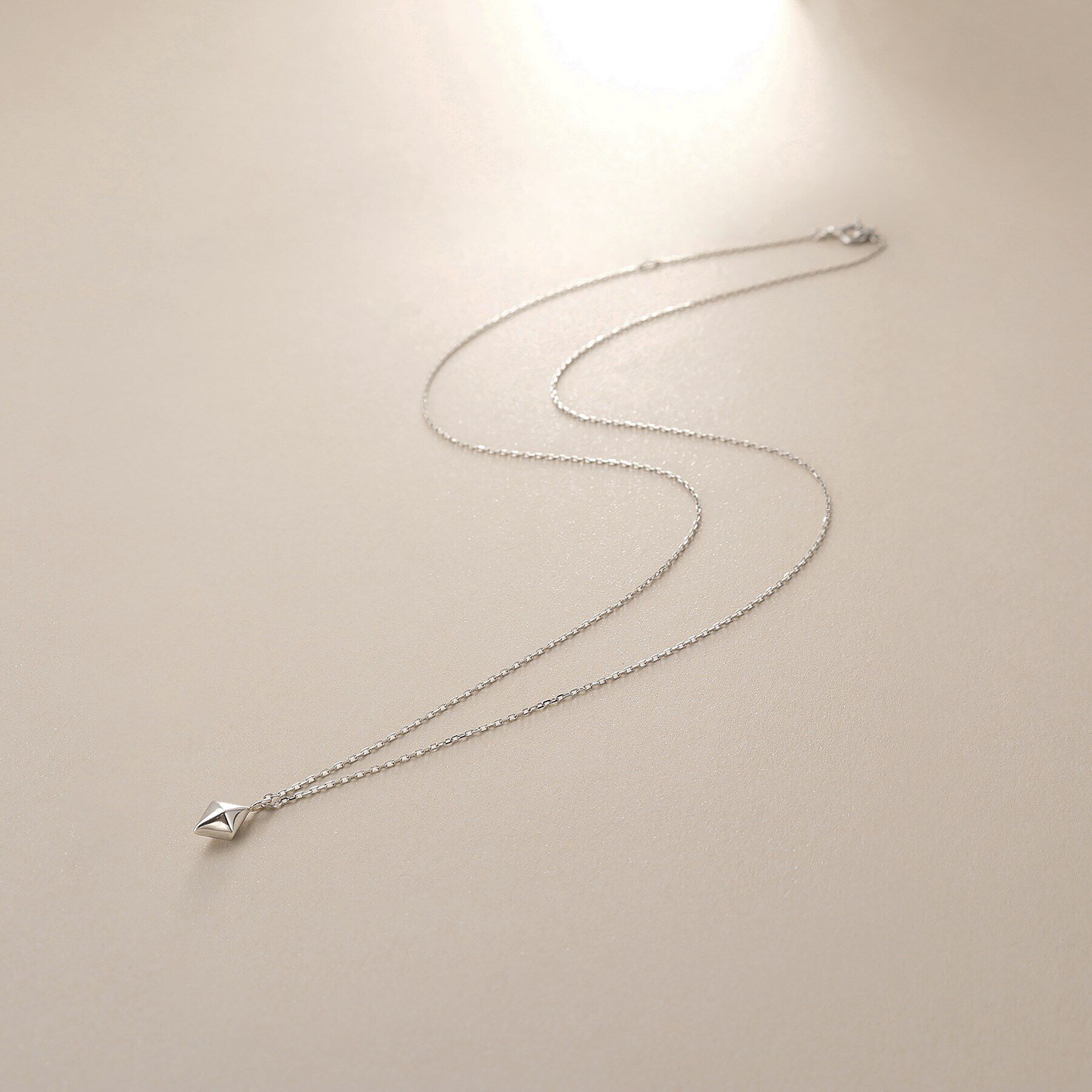 COCOSHNIK「プラチナ中空ダイヤモンドシェイプ ネックレス」|ネックレス|