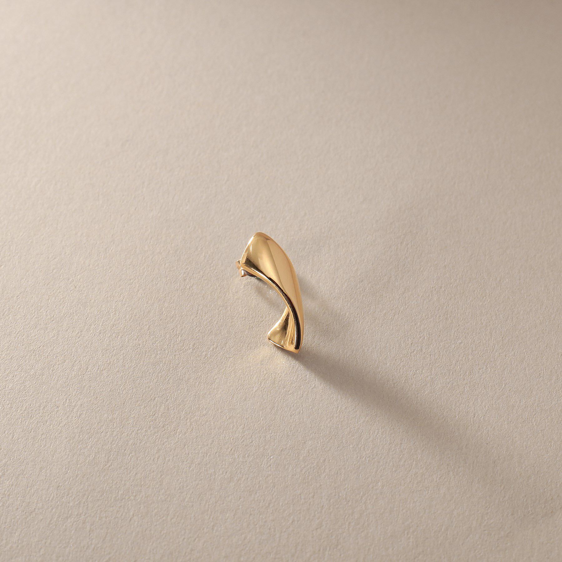 COCOSHNIK「K10甲丸ツイスト スタッドピアス」|ピアス|