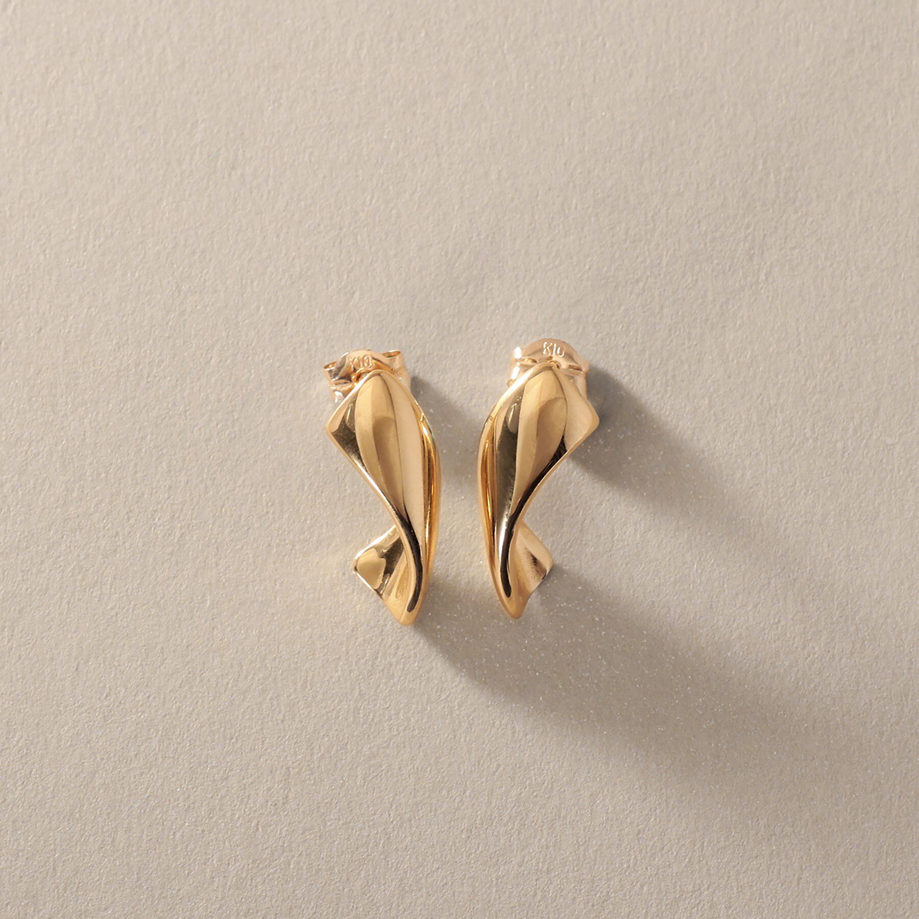 COCOSHNIK「K10甲丸ツイスト スタッドピアス」|ピアス|