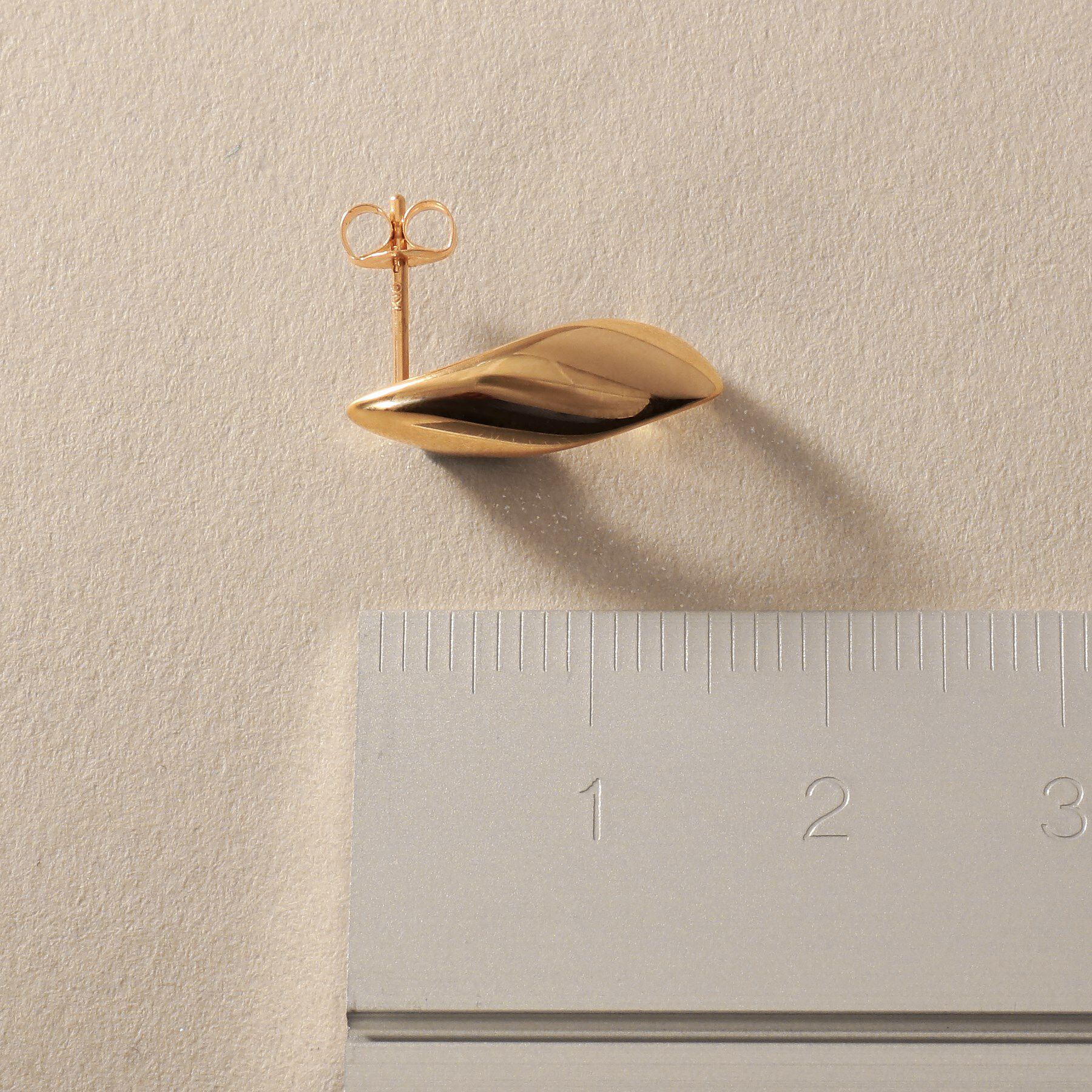 COCOSHNIK「K10甲丸ツイスト スタッドピアス」|ピアス|