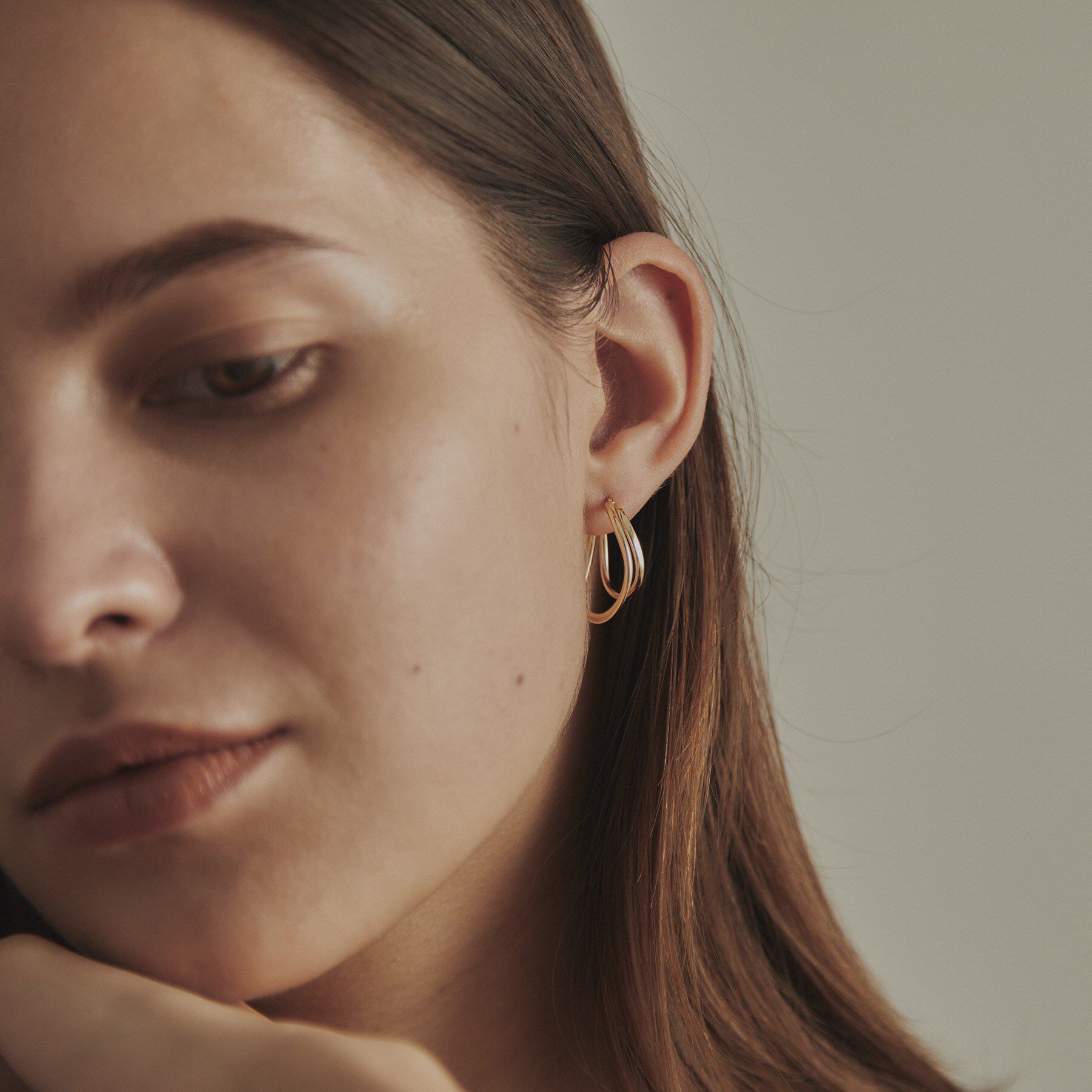 COCOSHNIK「K10中空カーブダブル フープピアス」|ピアス|