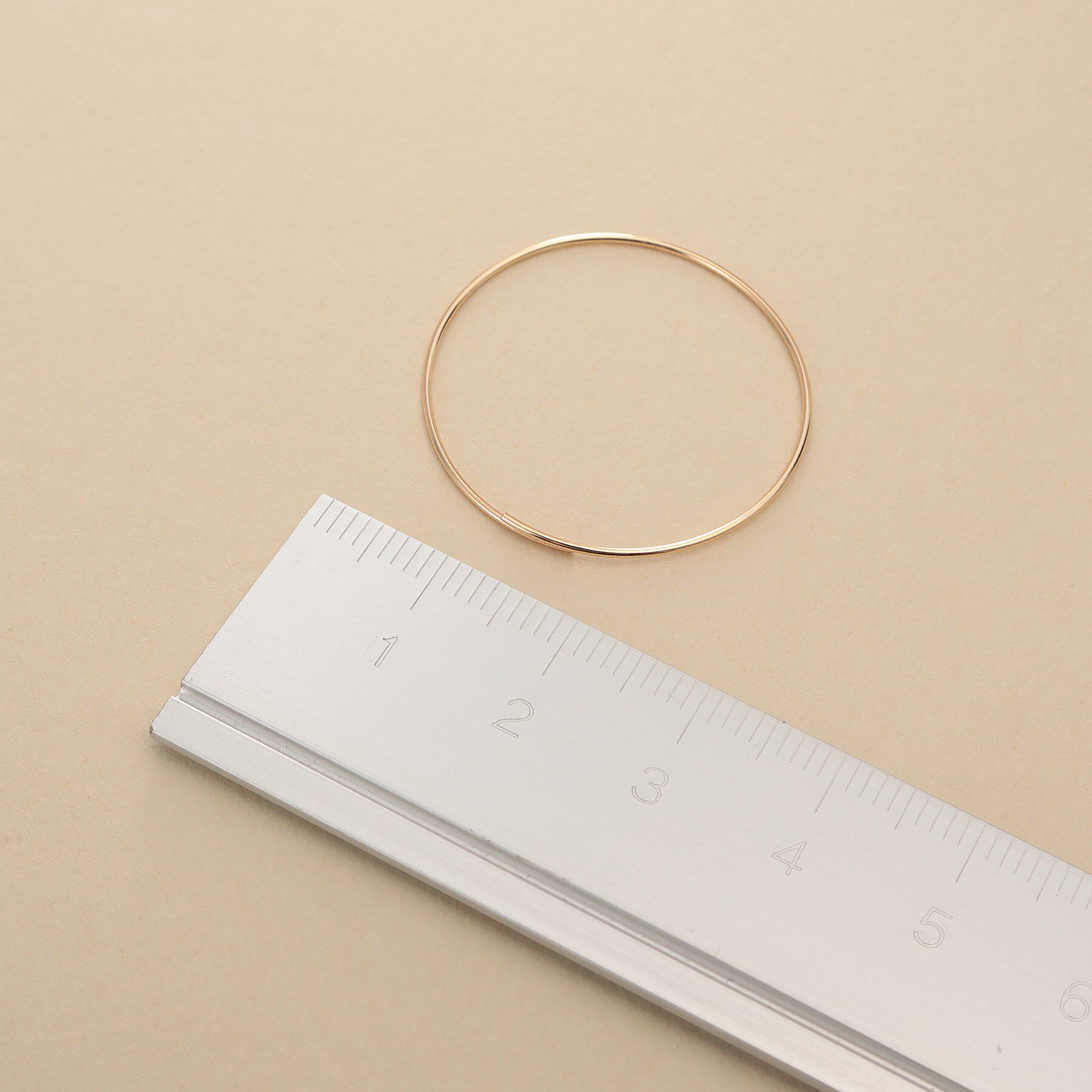 COCOSHNIK ONKITSCH「K10ラインフープピアス」|ピアス|