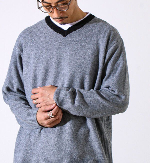 GLOSTER「【配色リブが映える大人ニット】GR刺繍 浅Vネックプルオーバーニット」|ニット・セーター|