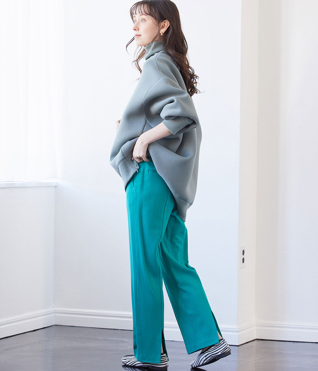 VIS「ポンチピンタックフレアパンツ」|スラックス|