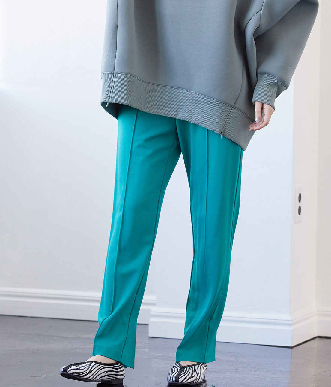 VIS「ポンチピンタックフレアパンツ」|スラックス|