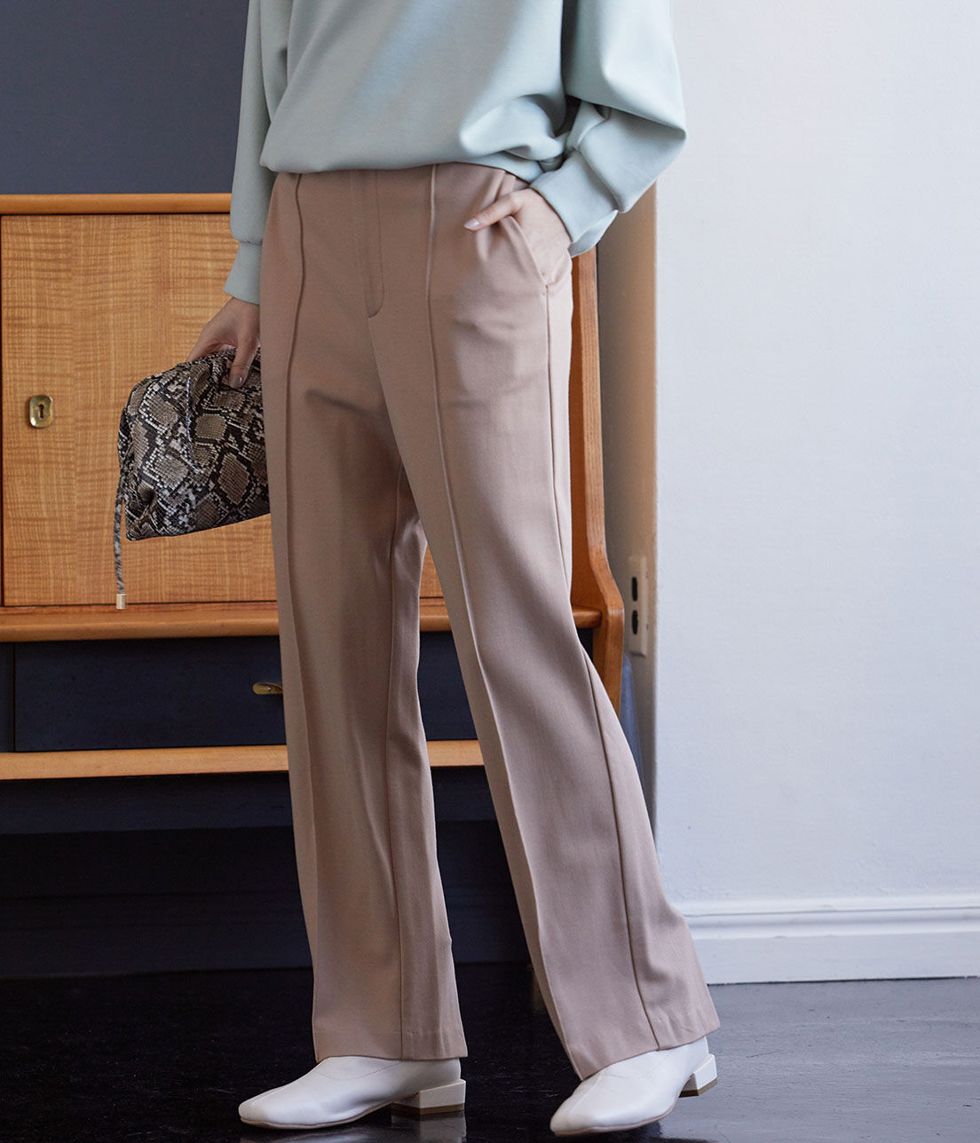 VIS「ポンチピンタックフレアパンツ」|スラックス|