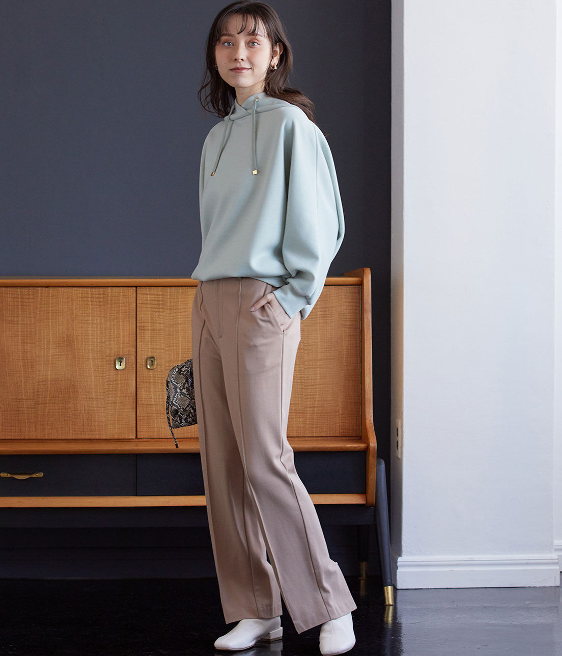 VIS「ポンチピンタックフレアパンツ」|スラックス|