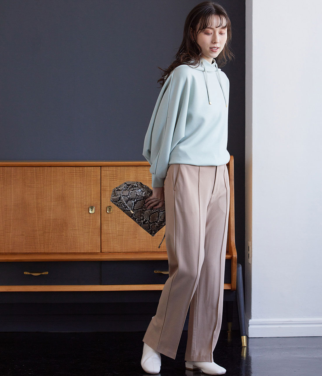 VIS「ポンチピンタックフレアパンツ」|スラックス|