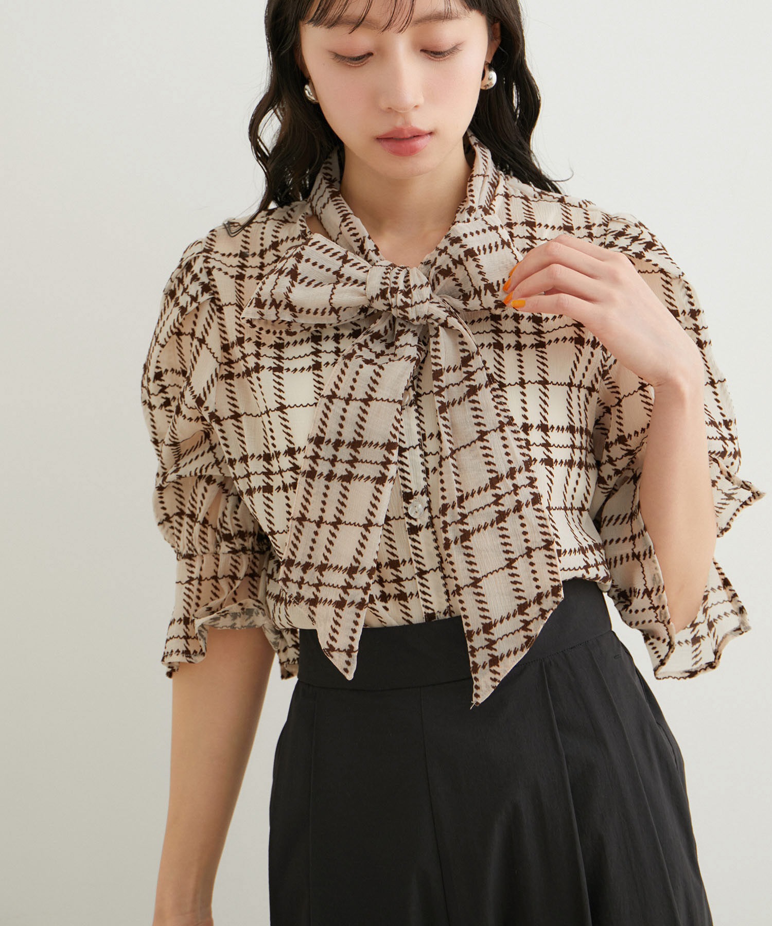 VIS「【選べる素材】アソートボウタイリボンブラウス」|シャツ・ブラウス|ベージュ系(28)