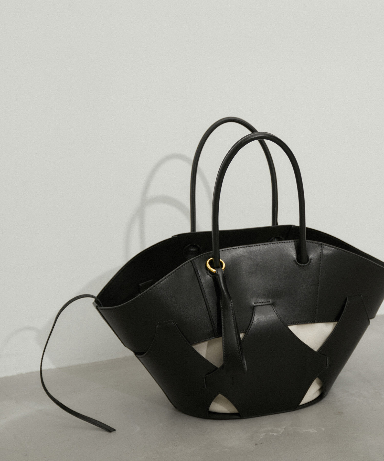 ADAM ET ROPE'「フォルムレザーバッグ」|トートバッグ|ブラック(01)