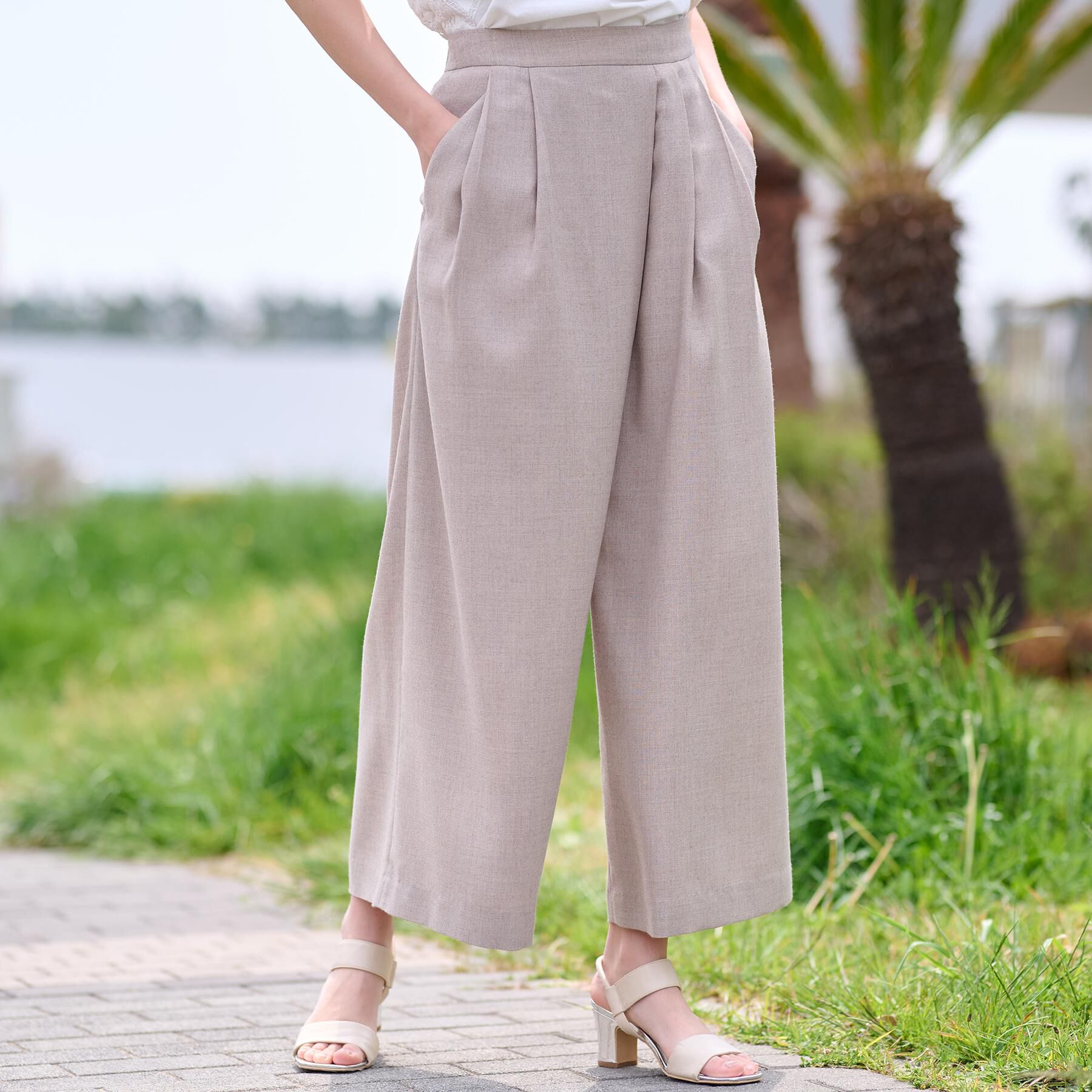 DRESSTERIOR「【洗える/後ろウエストゴム】アシンメトリーウォッシャブルタックフレアパンツ」|その他|ベージュ(052)