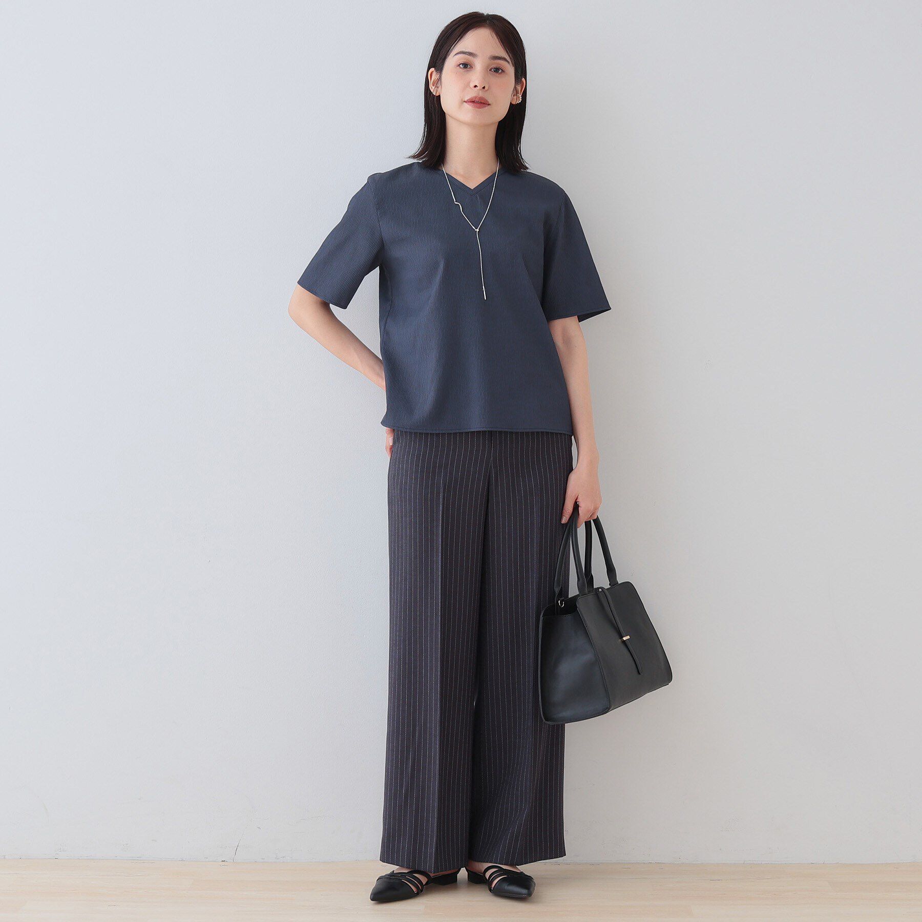 INDIVI「【洗える／凹凸素材】シンプルVネックブラウス」|シャツ・ブラウス|