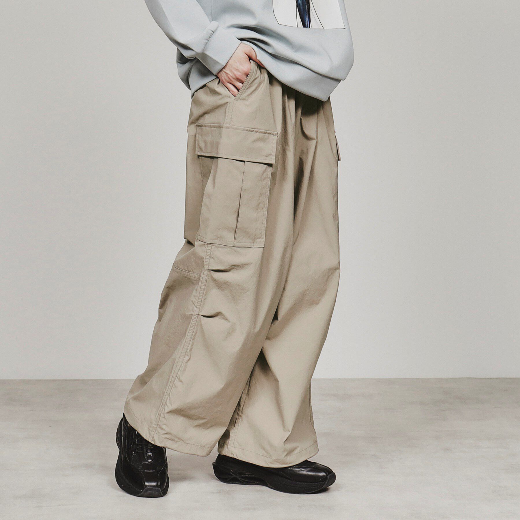 tk.TAKEO KIKUCHI「ポリエステルタフタワイドカーゴパンツ」|その他|グレージュ(050)