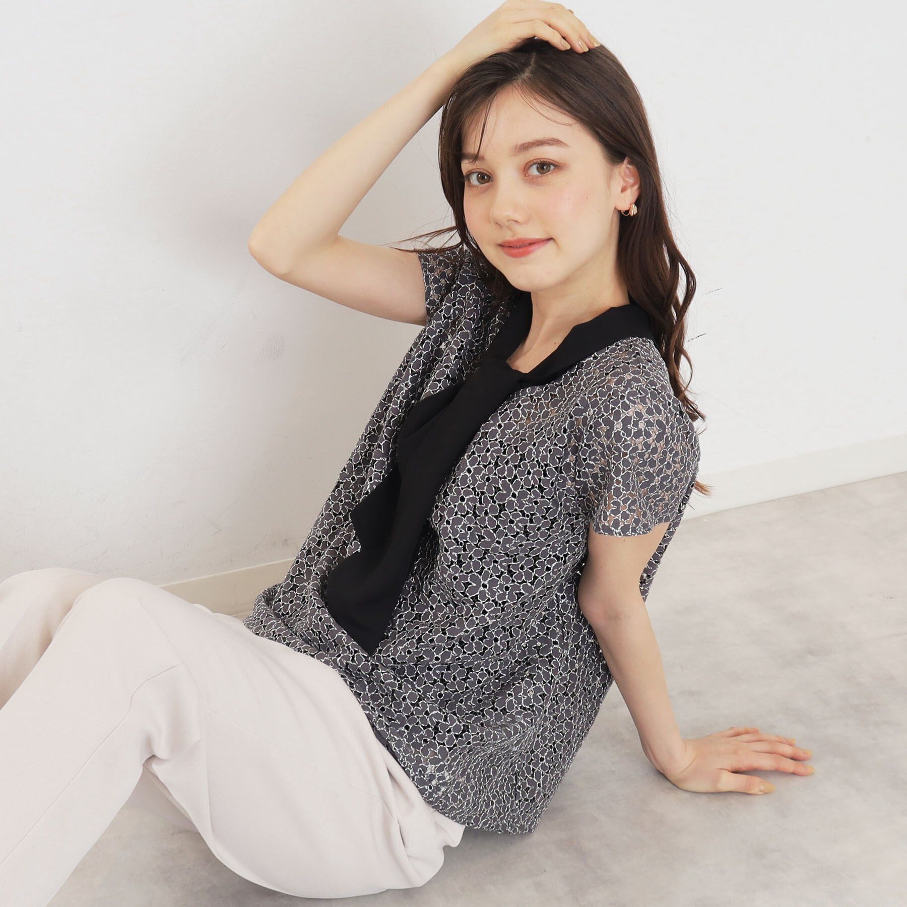 index「ミニフラワーレースボウタイブラウス【洗濯機洗い可/イージーアイロン】」|シャツ・ブラウス|チャコールグレー(5