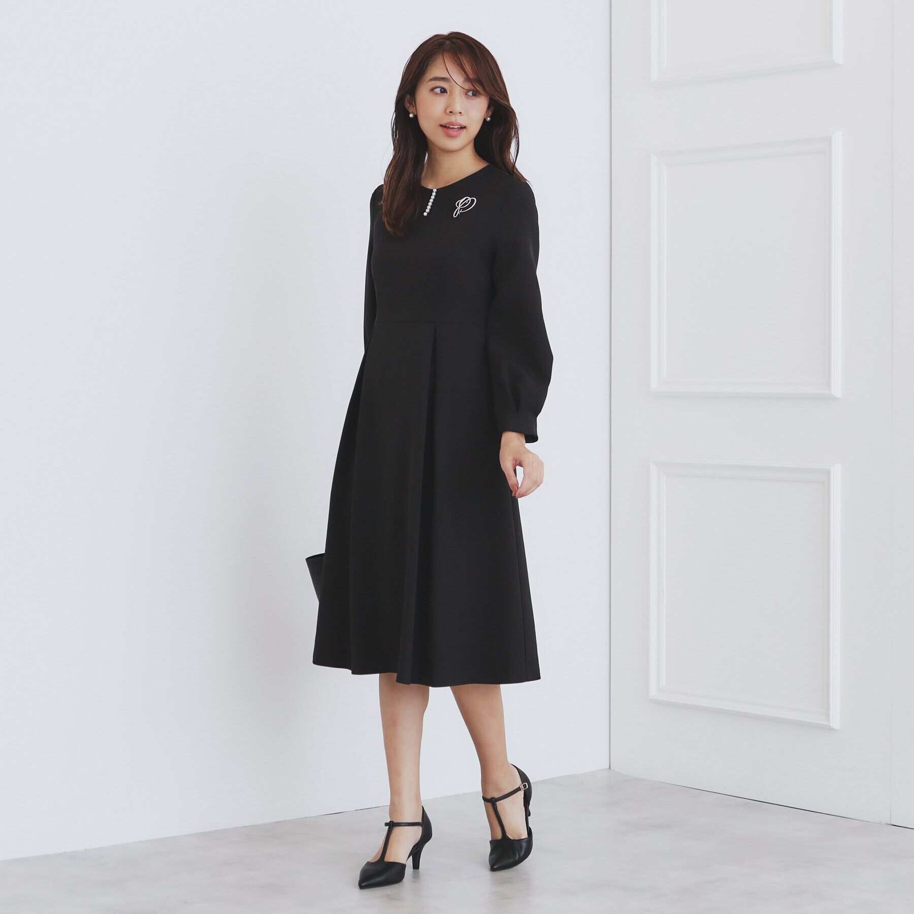 index「＜通勤・セレモニー対応＞キーネックパール調フレアワンピース【洗濯機洗い可/イージーアイロン】」|ワンピース|