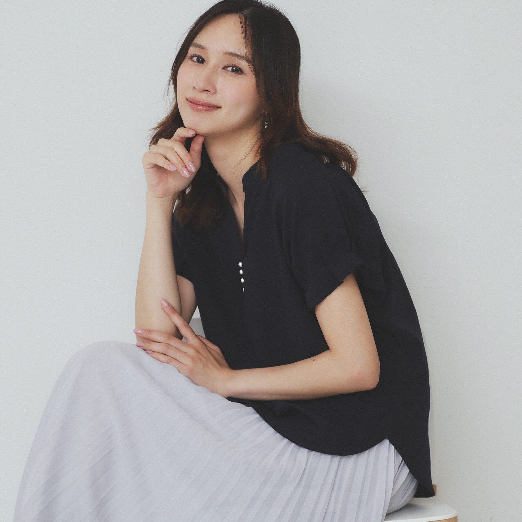 index「《7色展開/XS-LLサイズ》タックスリーブスキッパーブラウス【洗濯機洗い可/吸水速乾/抗ピル/防シ」|シャツ・ブラウス|ネイビー(894)