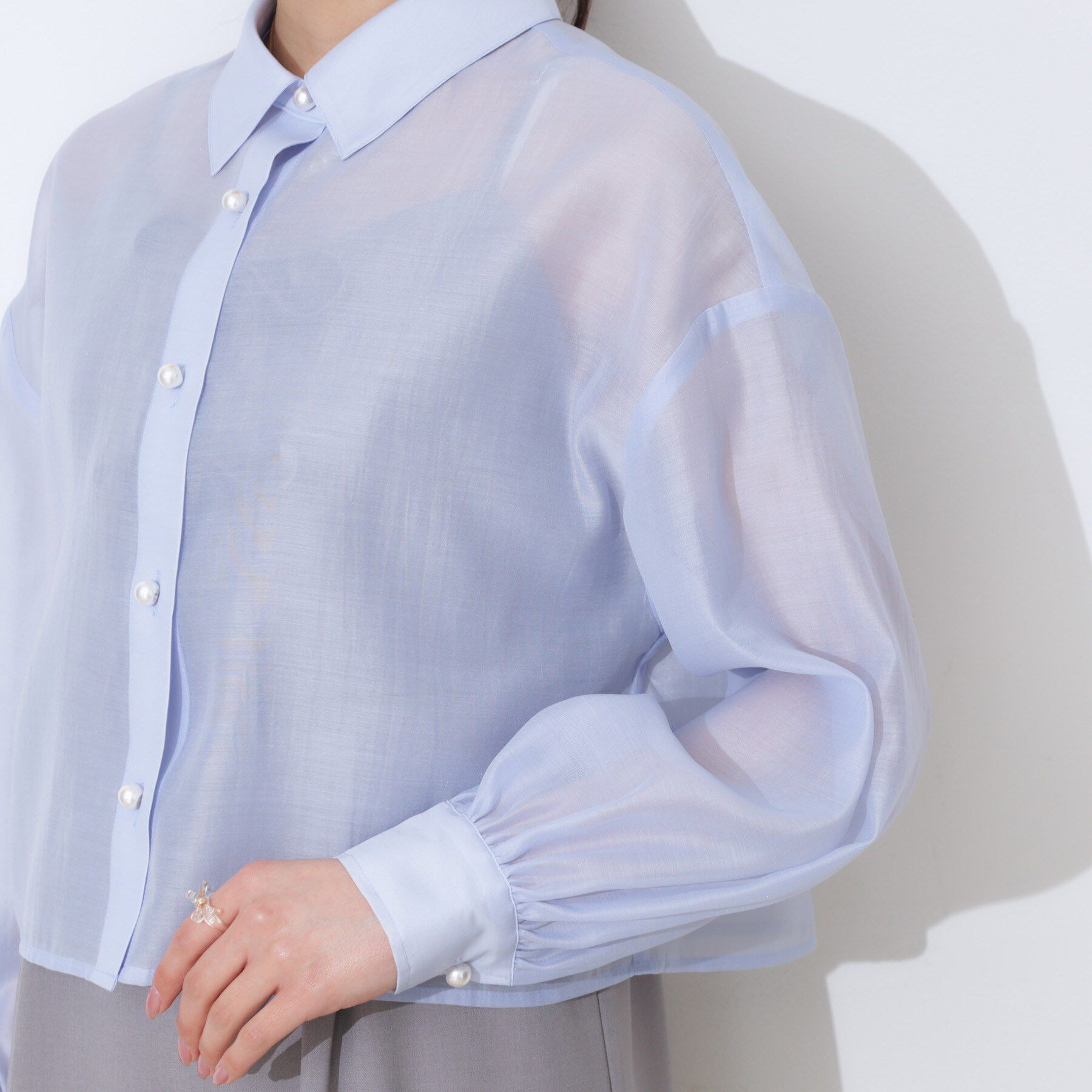 Couture broach「【洗える・オシャレな透け感】パール調ボタンシアーシャツ」|シャツ・ブラウス|