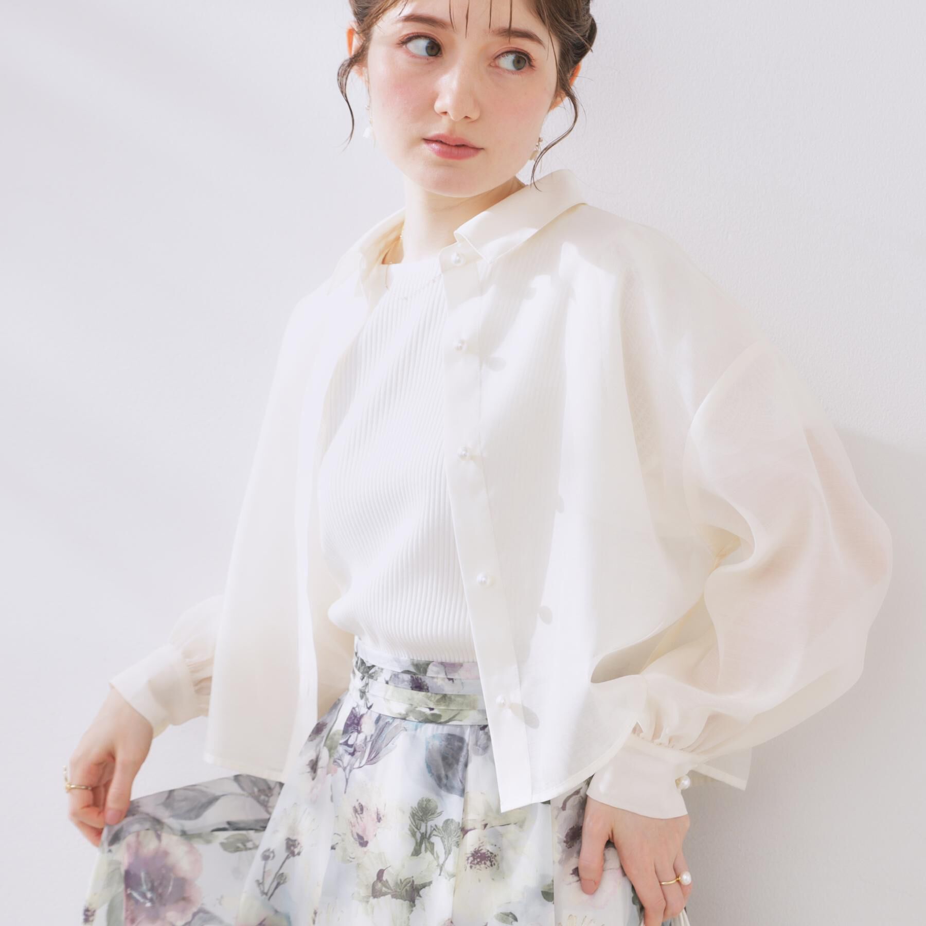 Couture broach「【洗える・オシャレな透け感】パール調ボタンシアーシャツ」|シャツ・ブラウス|