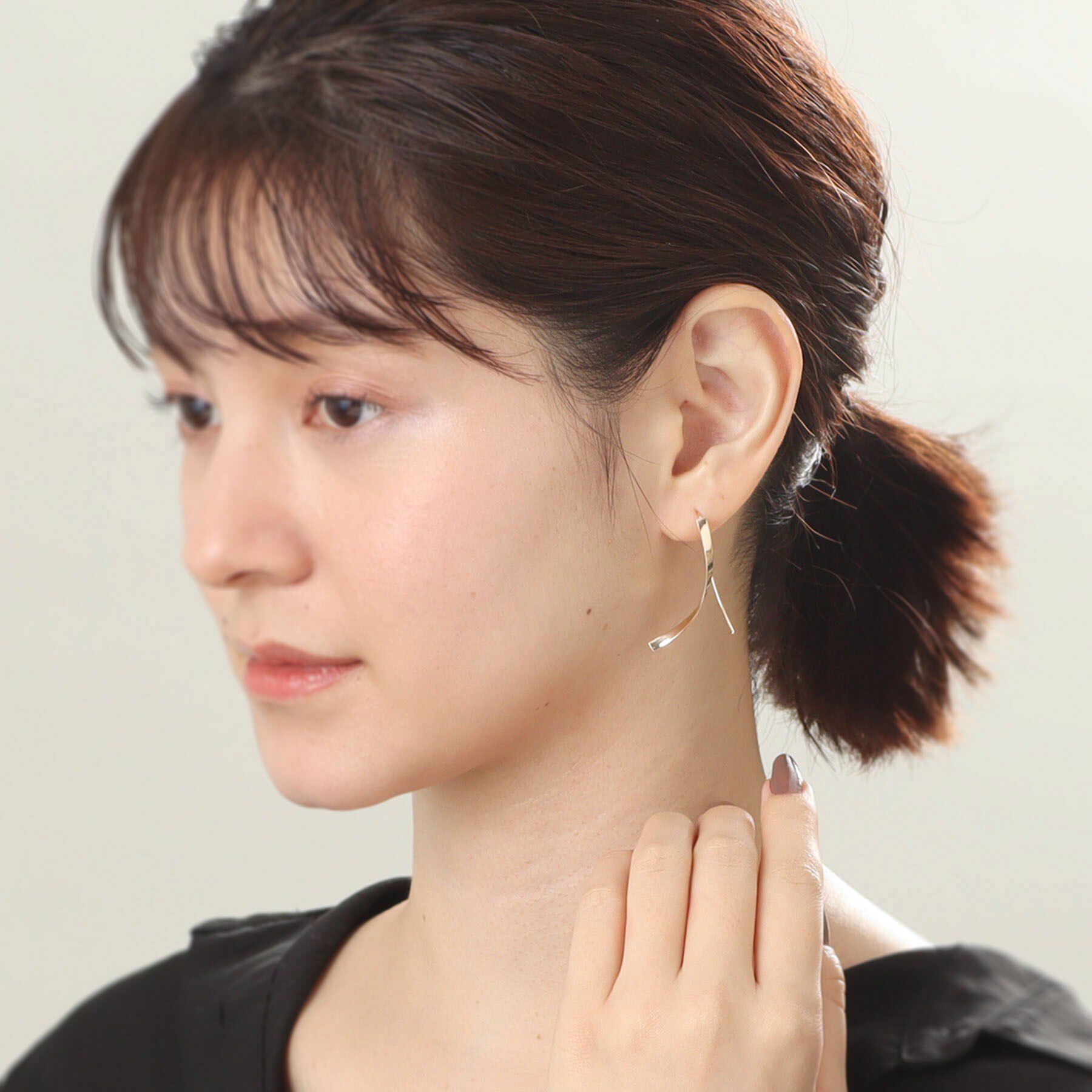 COCOSHNIK「K10平板ひねり クロスフックピアス」|ピアス|