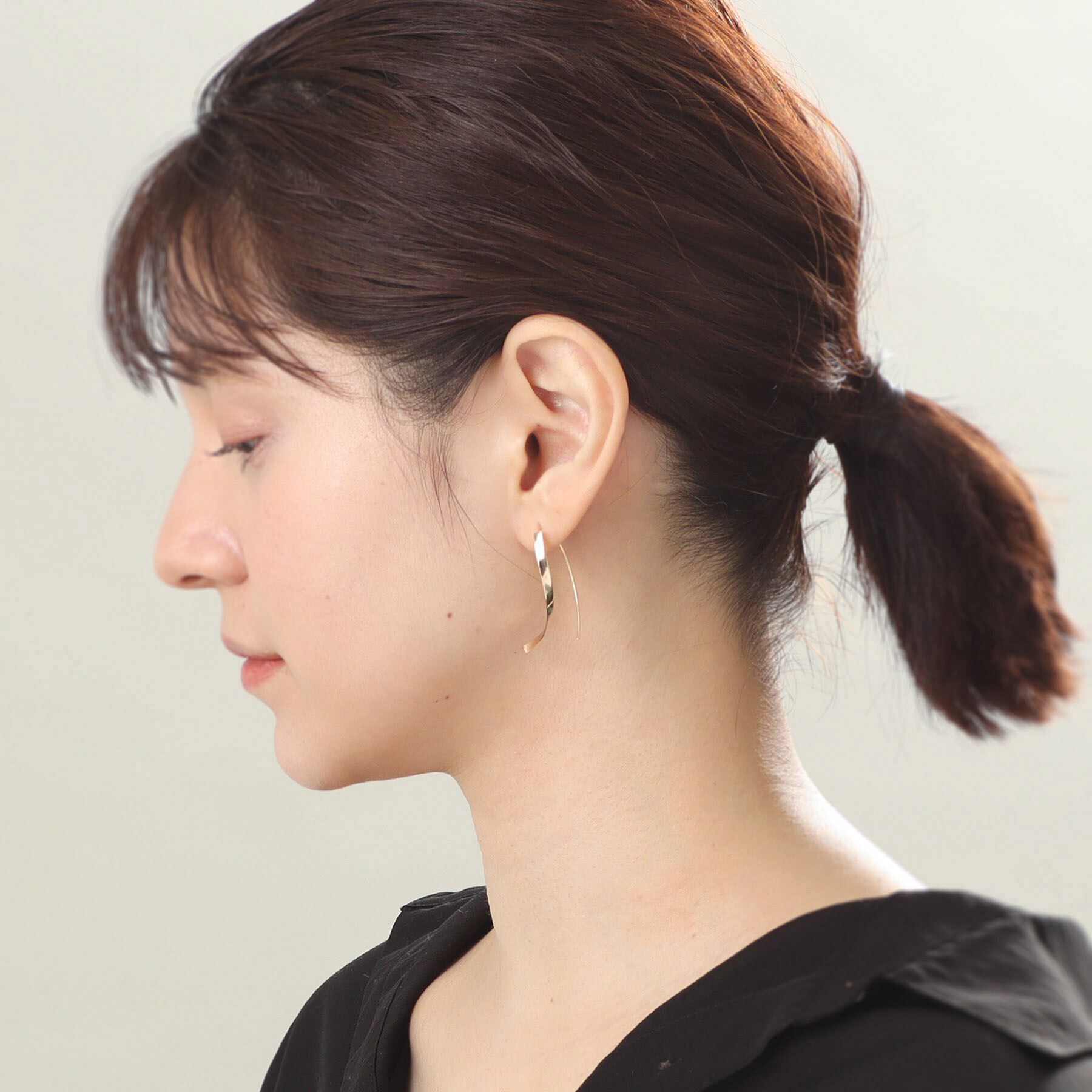 COCOSHNIK「K10平板ひねり クロスフックピアス」|ピアス|