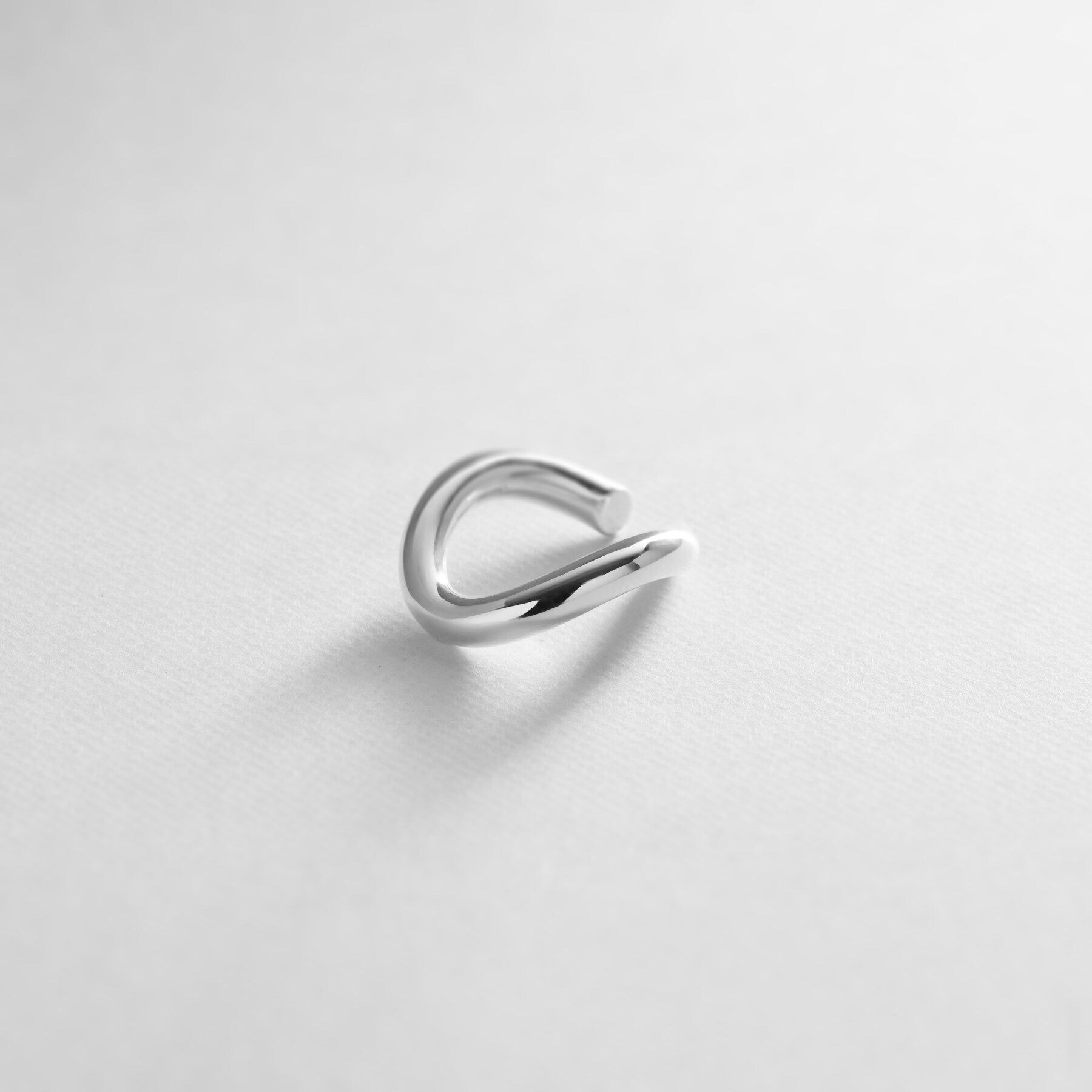 COCOSHNIK ONKITSCH「シルバー ラインイヤーカフ カーブ」|イヤリング|