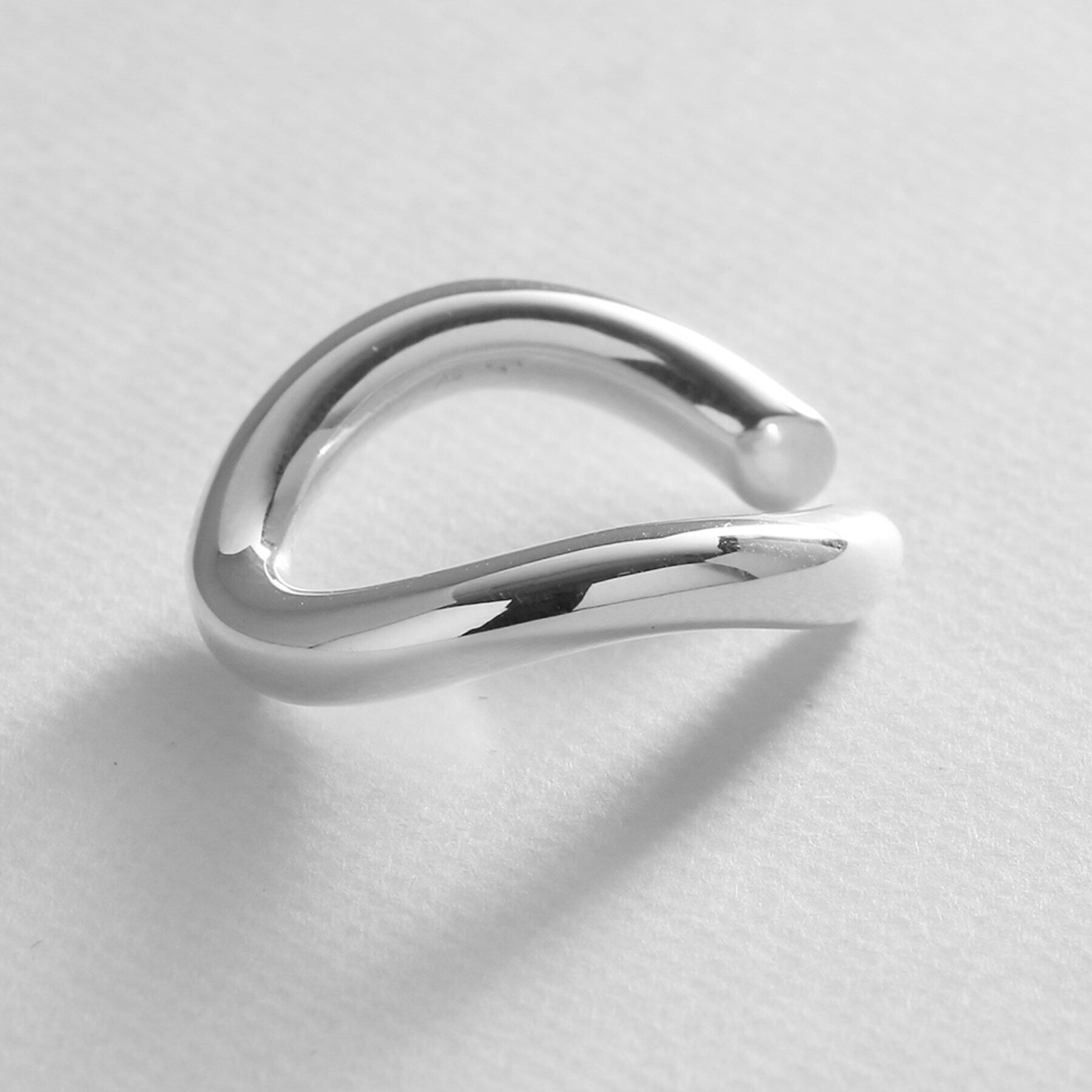 COCOSHNIK ONKITSCH「シルバー ラインイヤーカフ カーブ」|イヤリング|