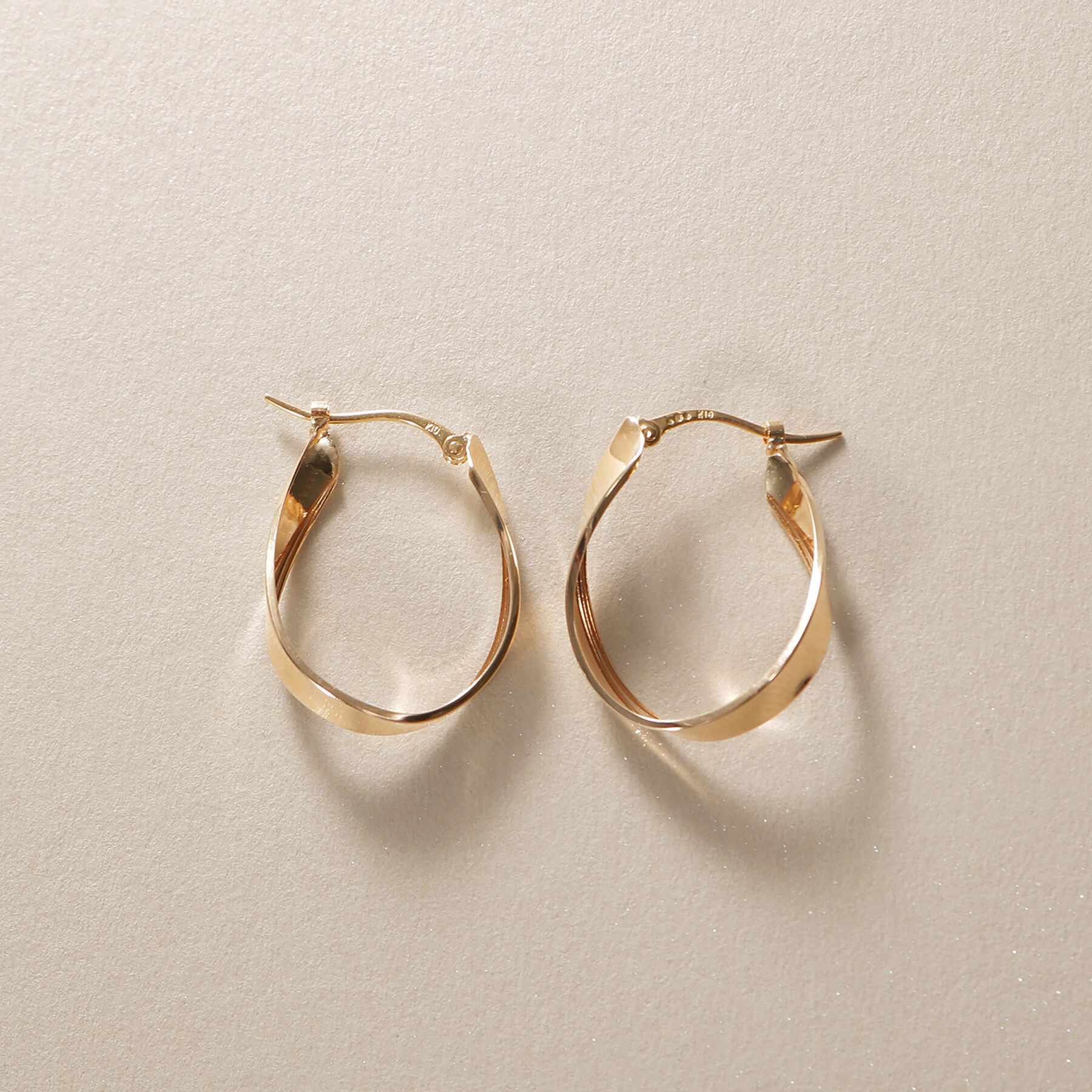 COCOSHNIK「K10平打ちカーブ フープピアス」|ピアス|