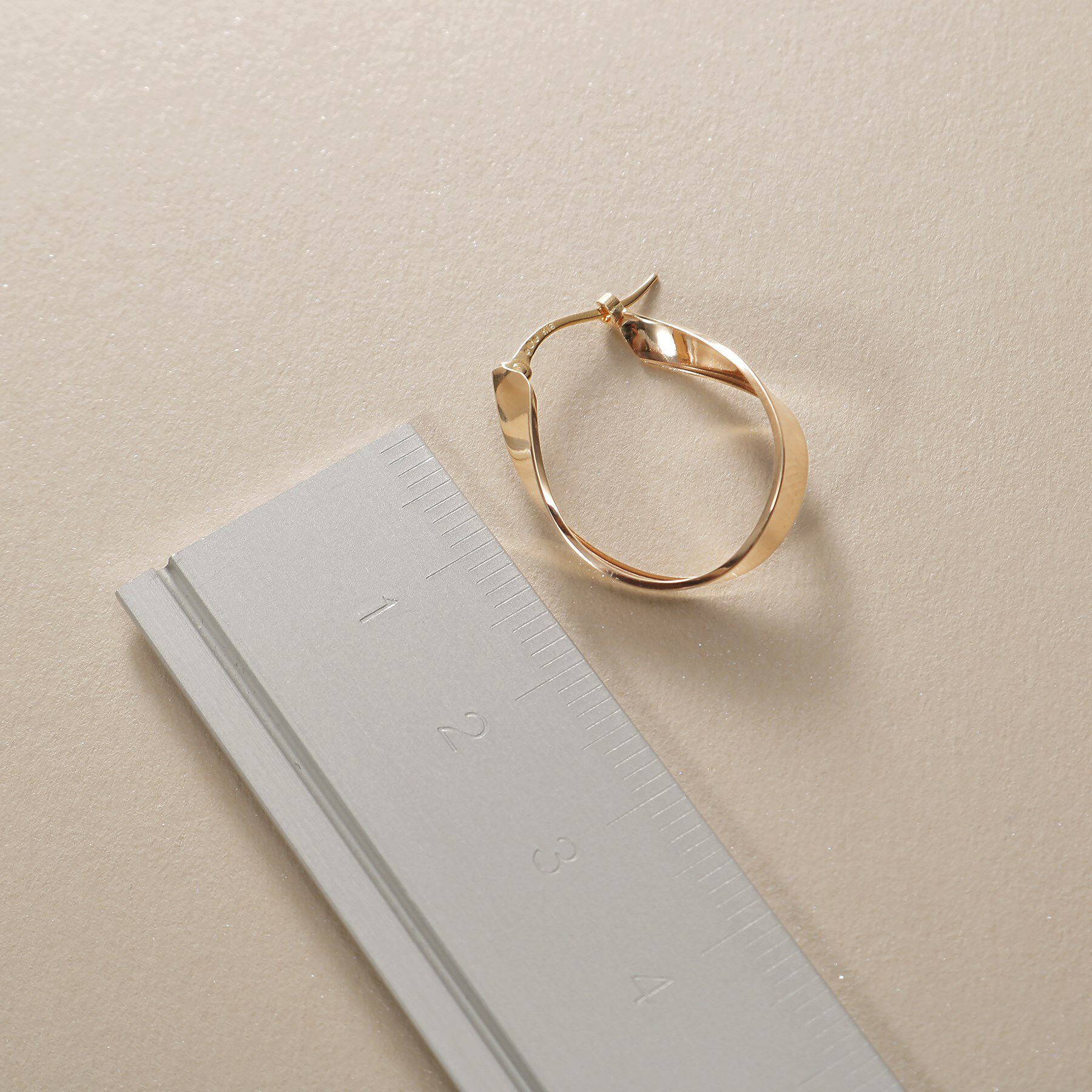 COCOSHNIK「K10平打ちカーブ フープピアス」|ピアス|